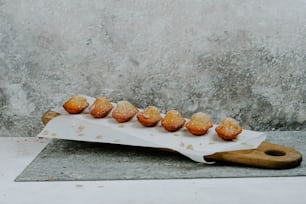 un bouquet de beignets assis sur une planche à découper