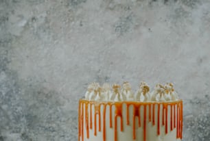 una torta con glassa arancione e bianca su un tavolo