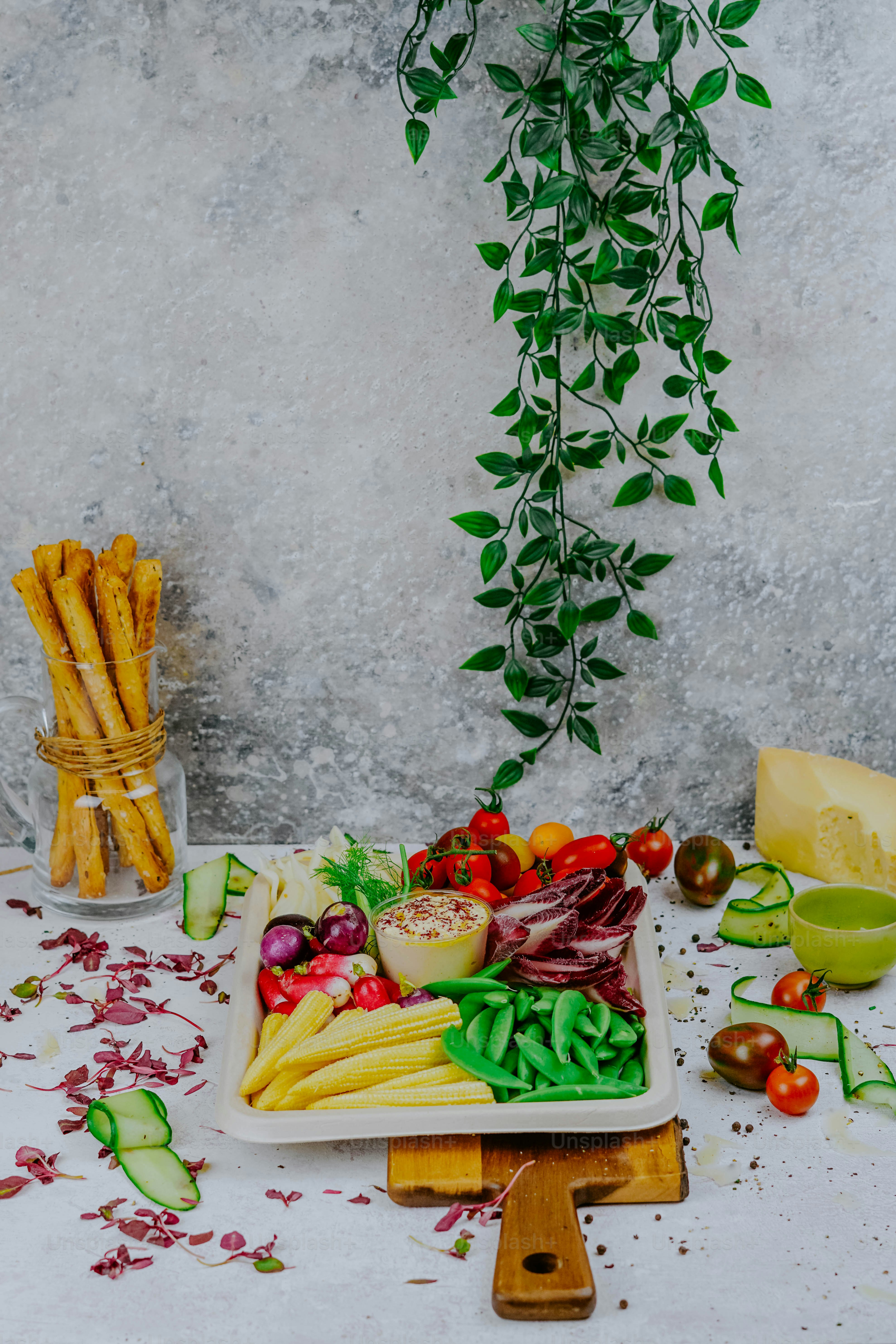 鉢植えの隣のテーブルの上の野菜の盛り合わせ