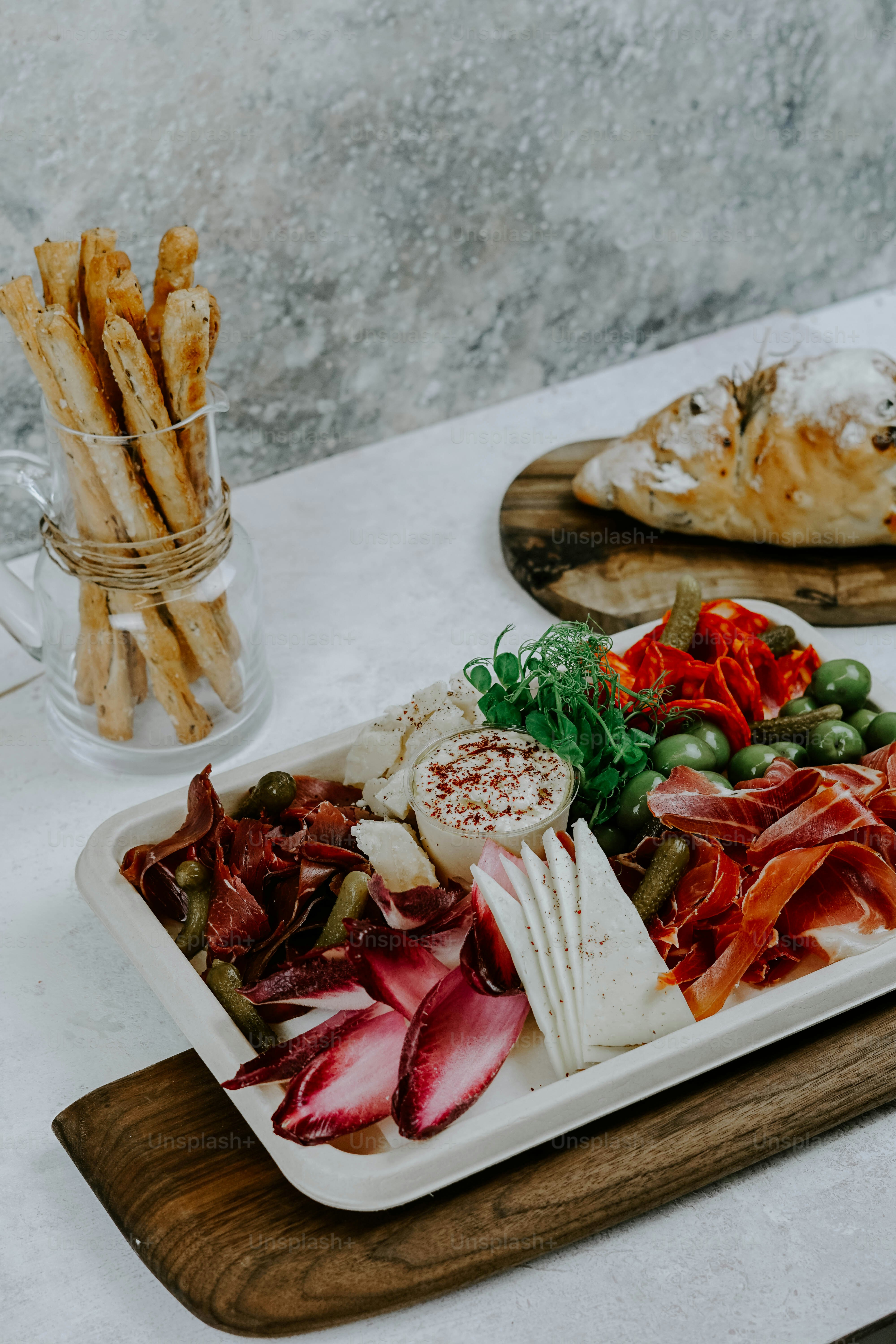 テーブルの上の肉と野菜の盛り合わせ