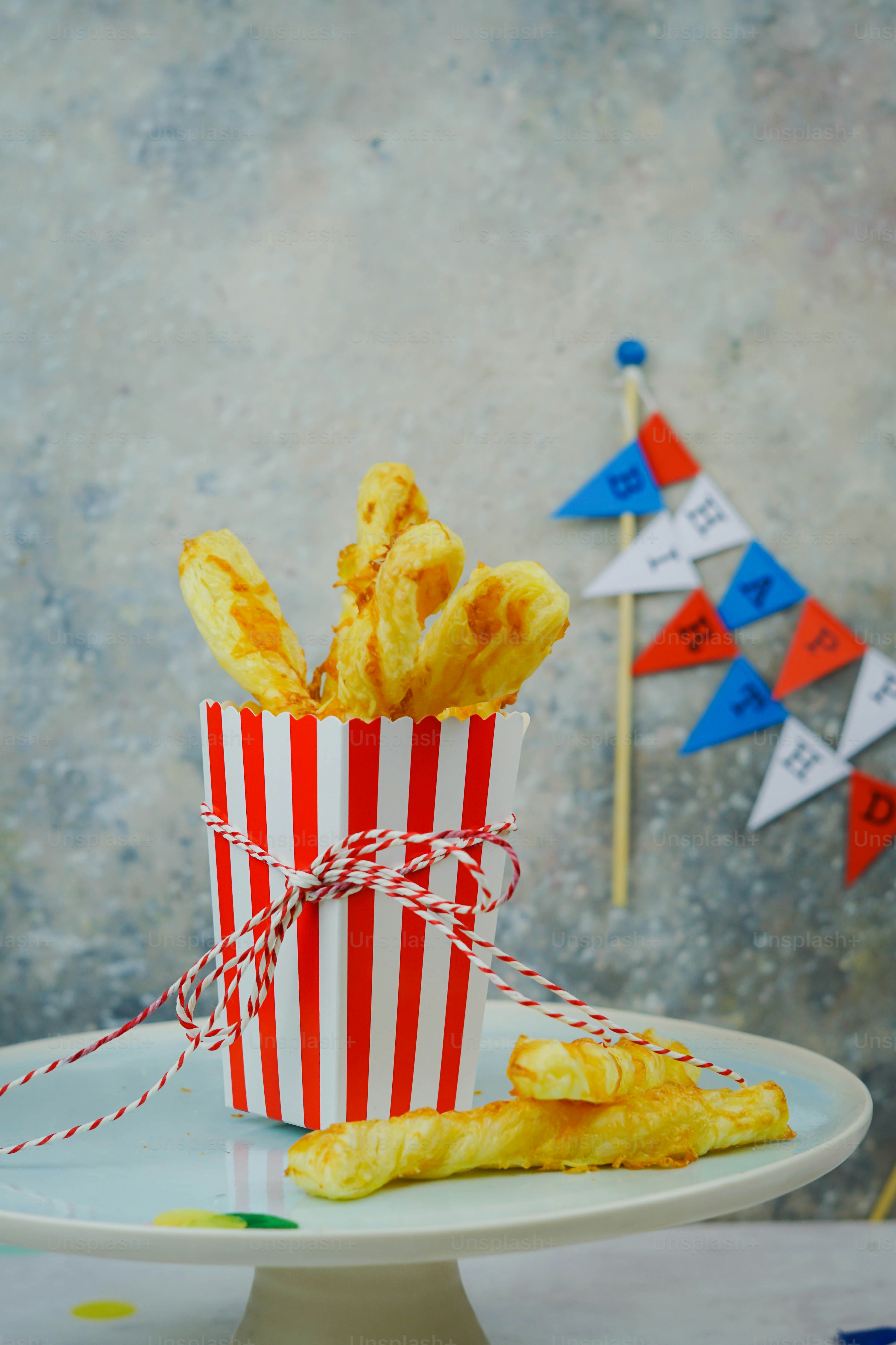 Un sacchetto a righe rosse e bianche di patatine fritte