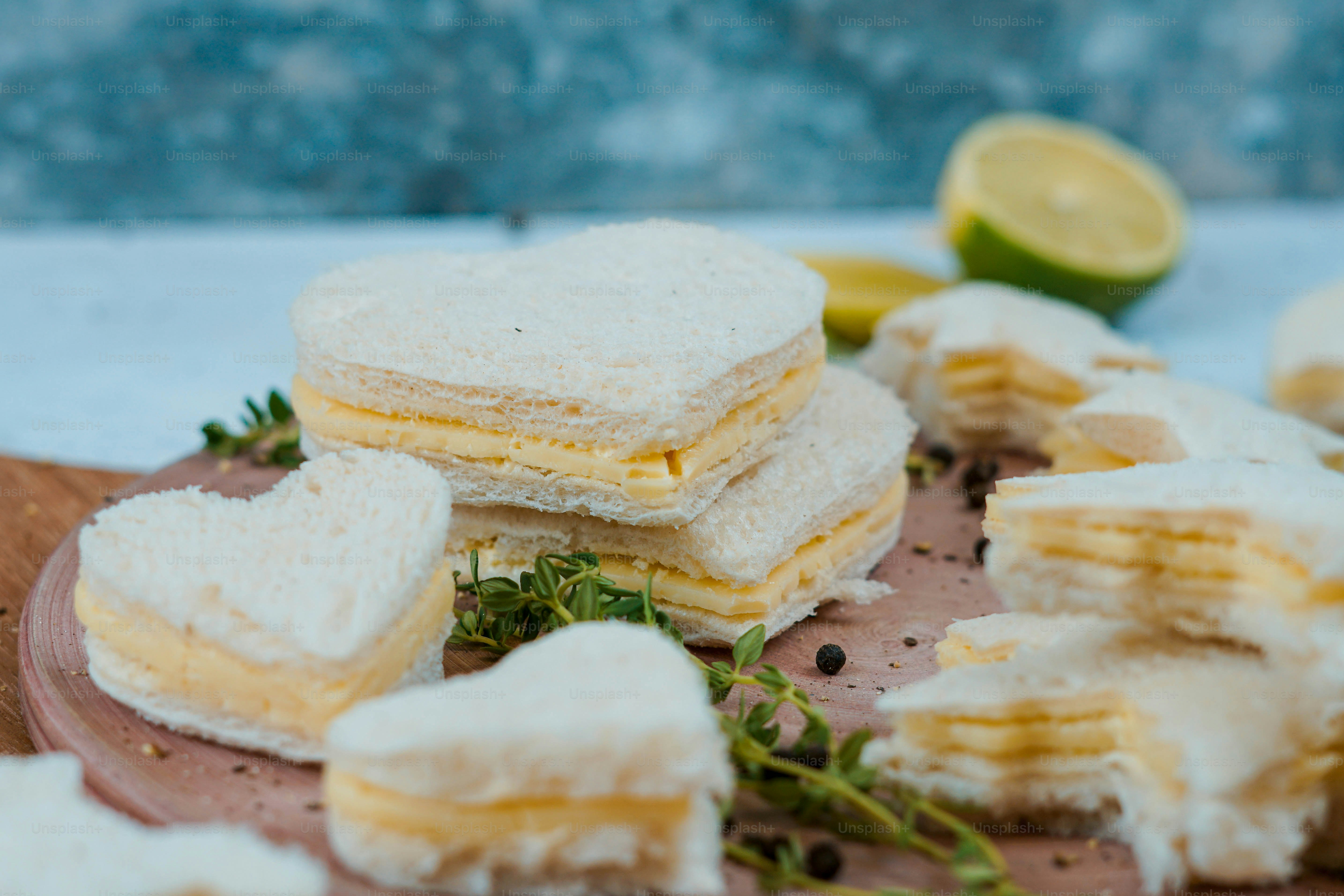 un piatto sormontato da mini panini ricoperti di zucchero a velo