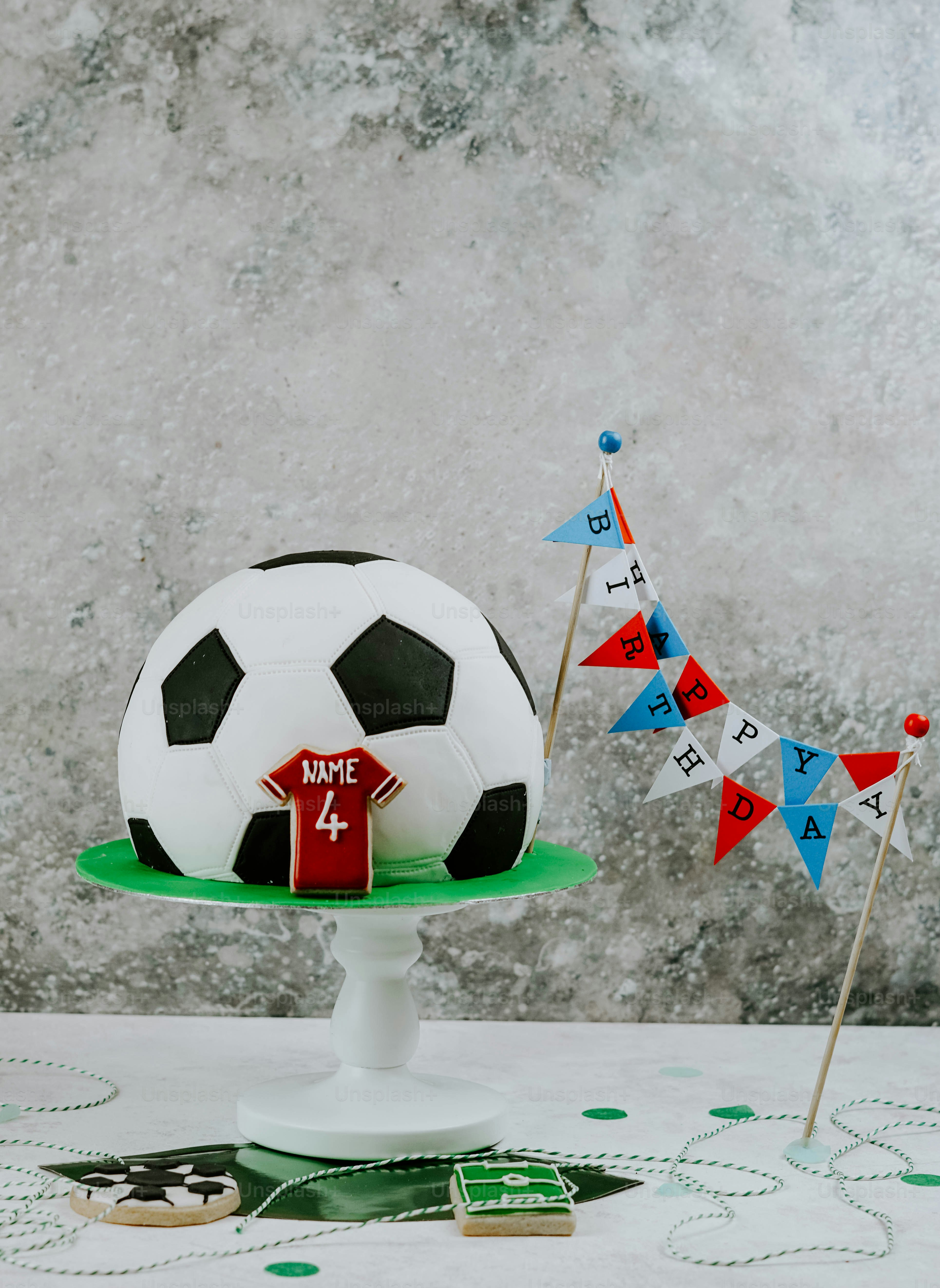 una torta con un pallone da calcio sopra di esso