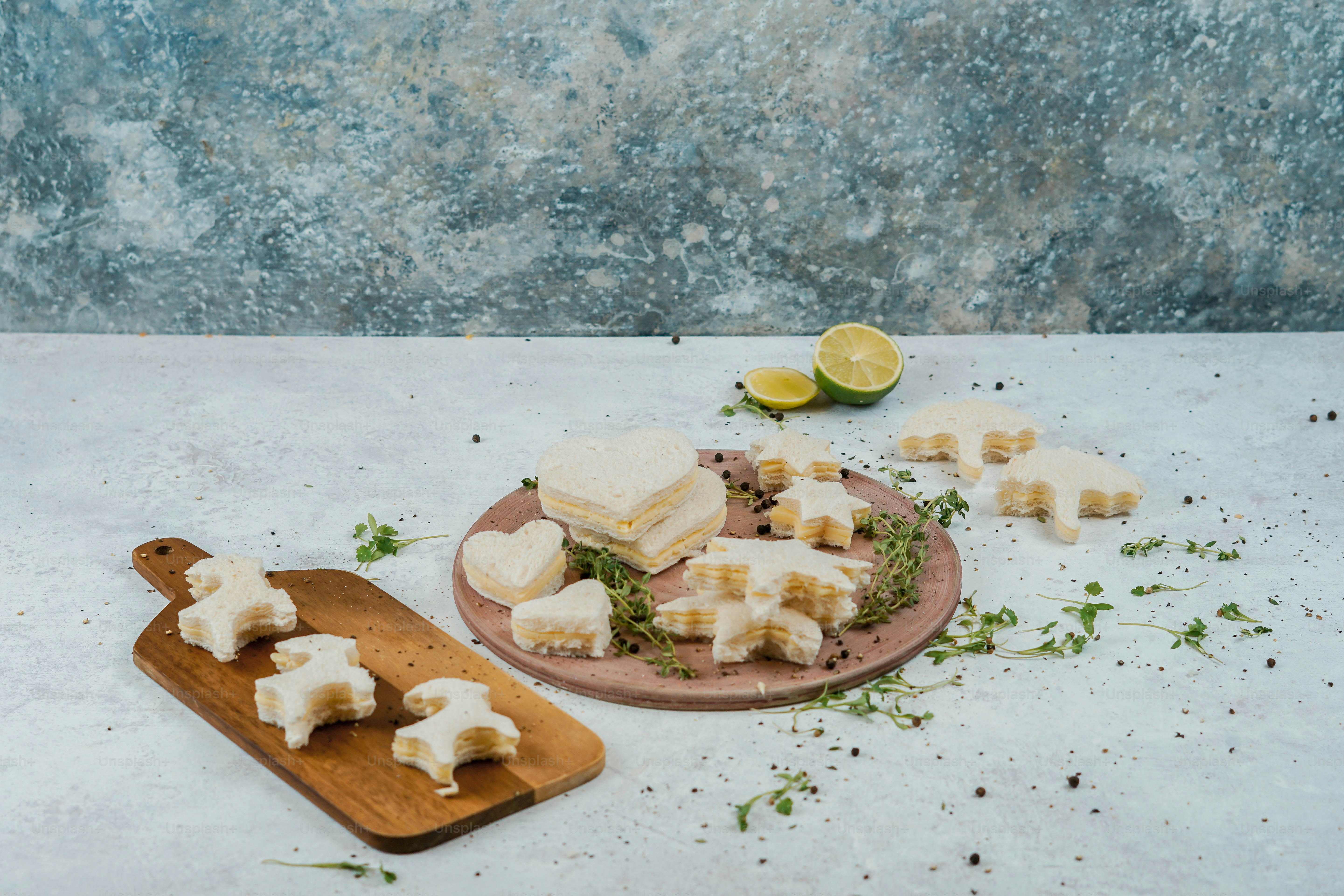 un tagliere di legno sormontato da formaggio accanto a un tagliere