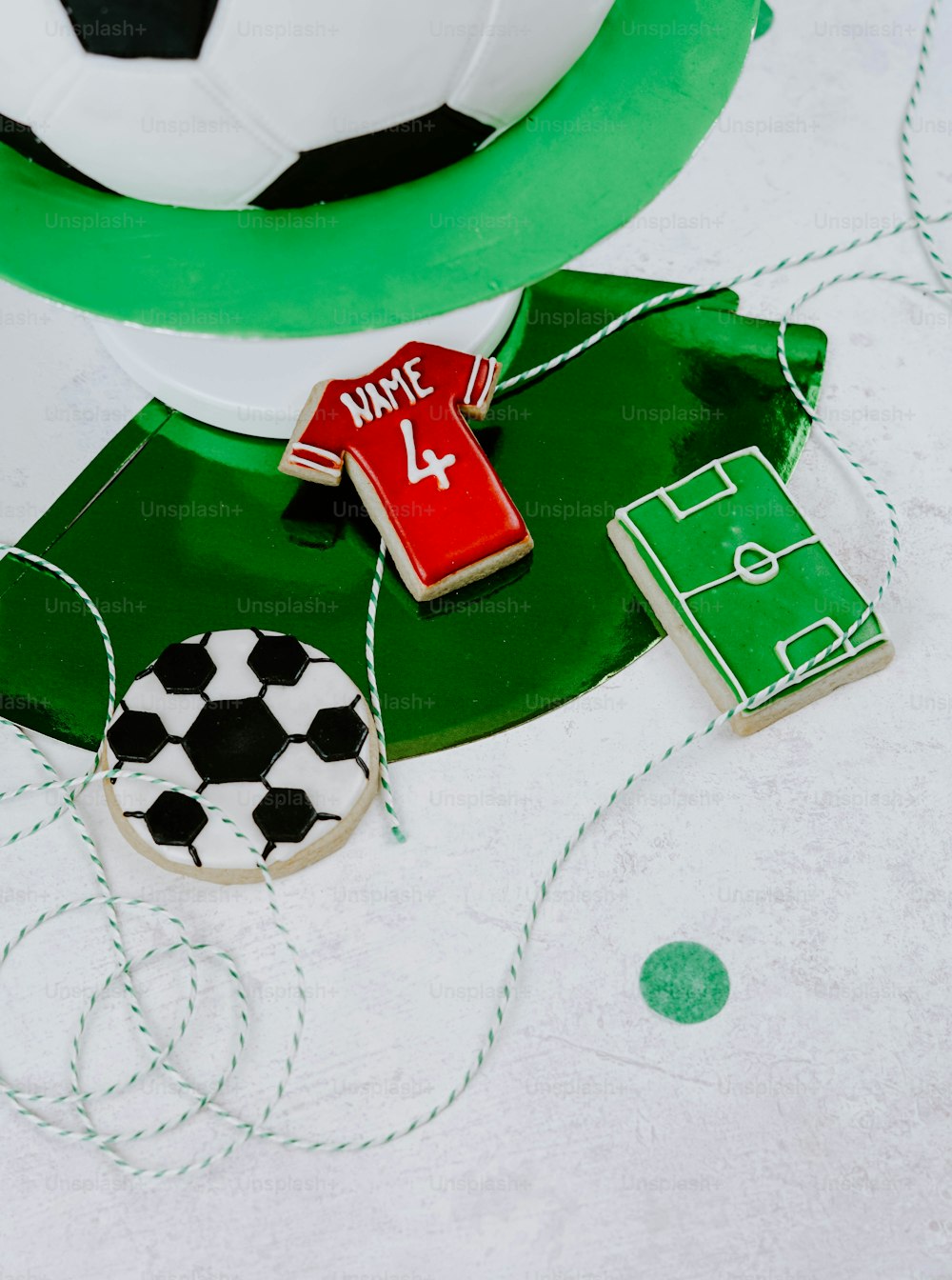 um bolo decorado com uma bola de futebol e uma etiqueta de nome