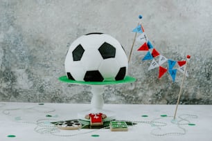una torta con un pallone da calcio sopra di esso