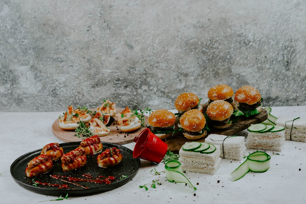 uma mesa coberta com pratos de comida e uma bandeja de pepinos