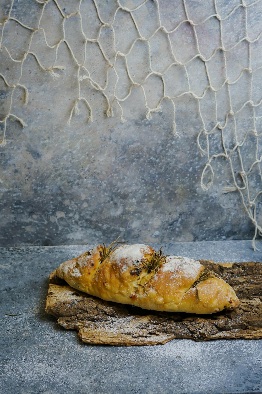 나무 조각 위에 앉아있는 빵 조각