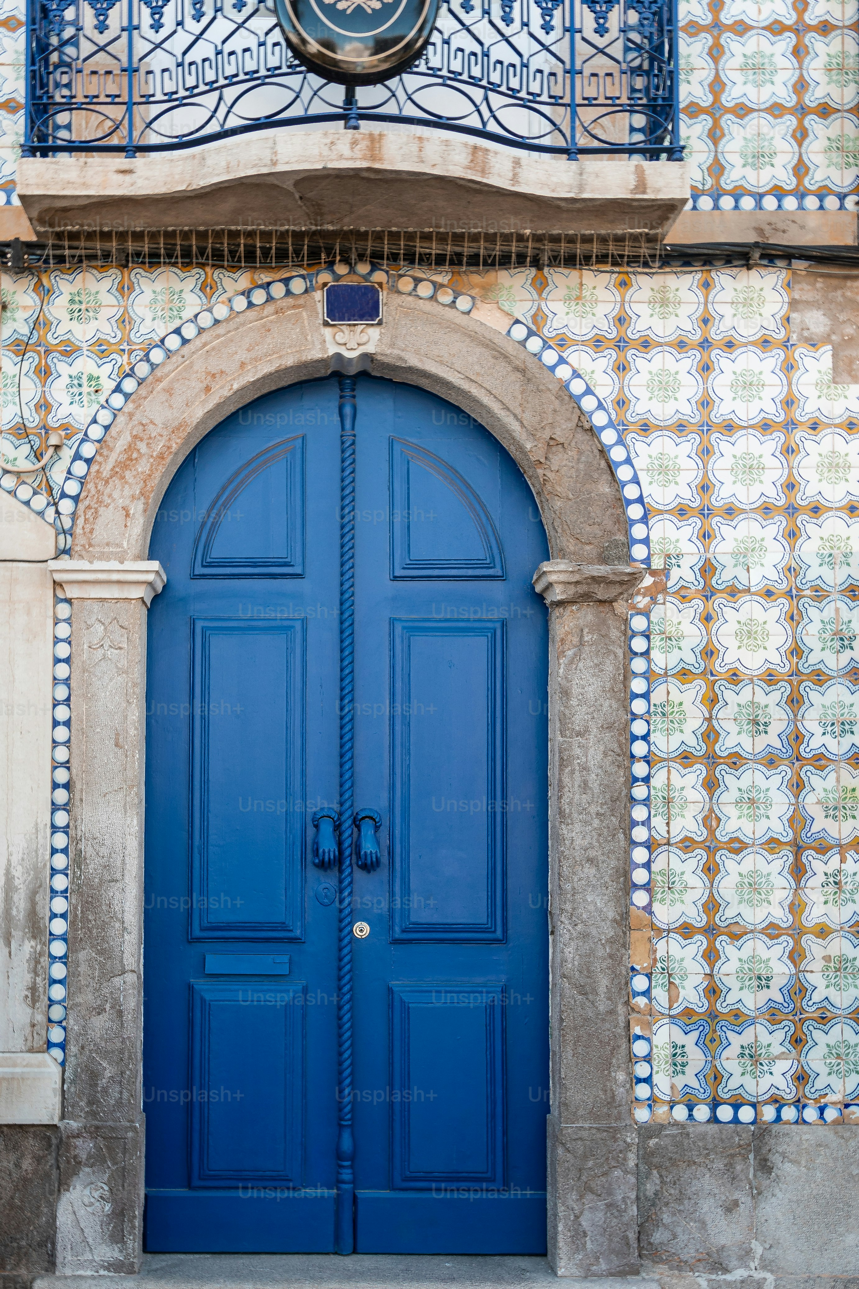 una puerta azul con un reloj encima