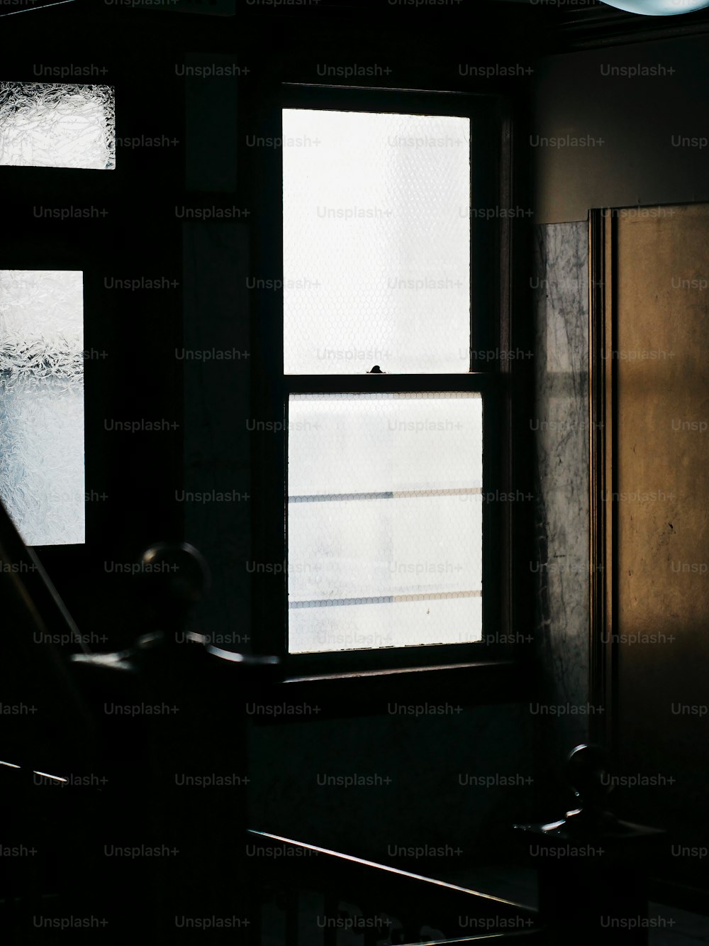 窓と階段ケースのある暗い部屋