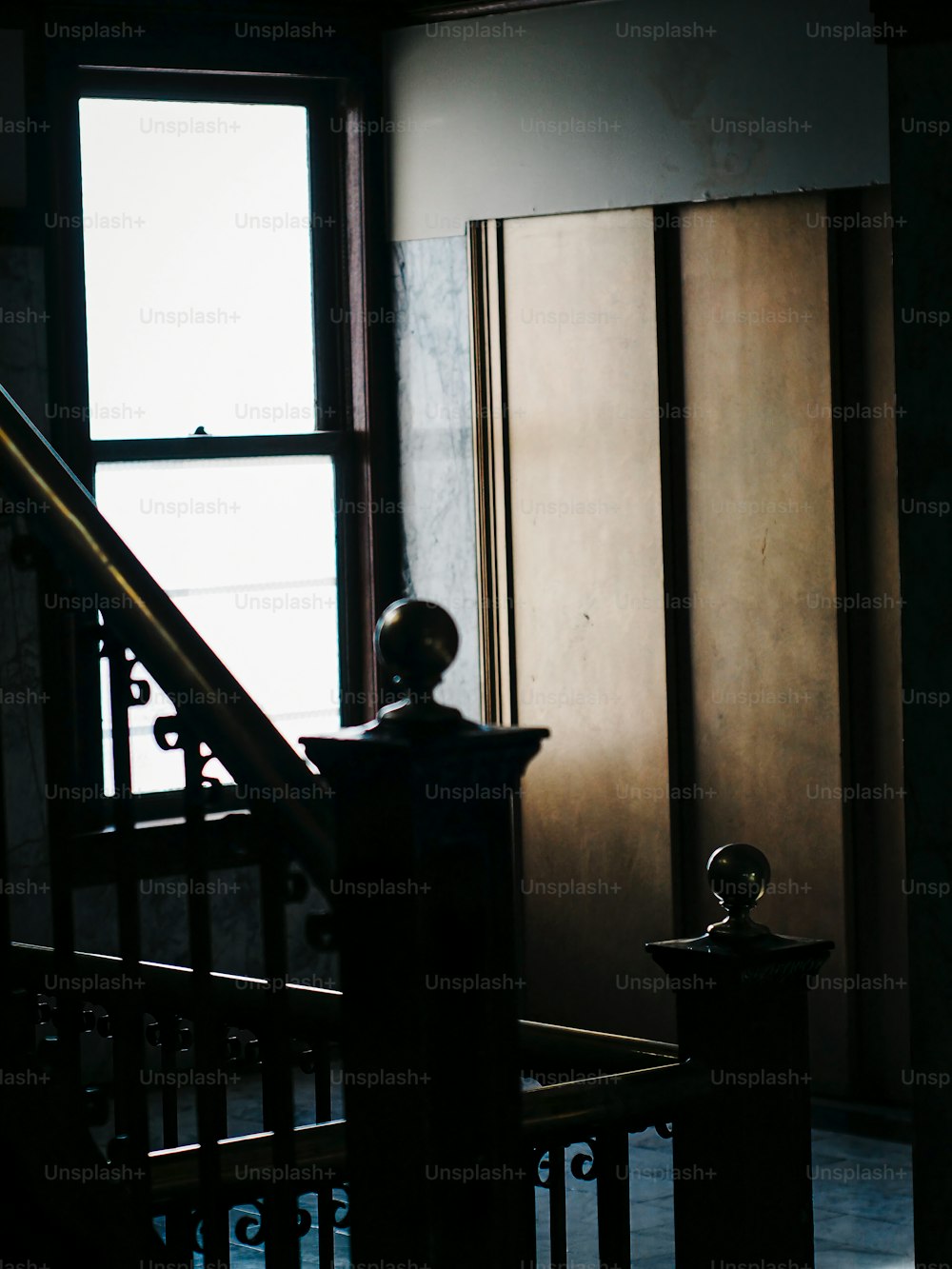 階段ケースと窓のある暗い部屋