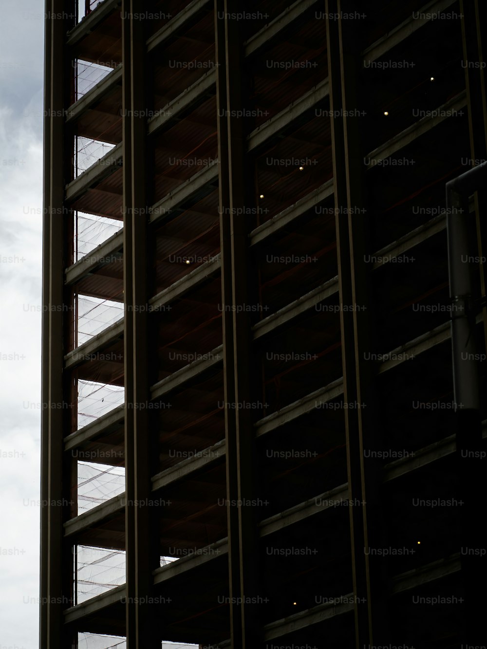 un grand bâtiment avec une horloge sur le côté