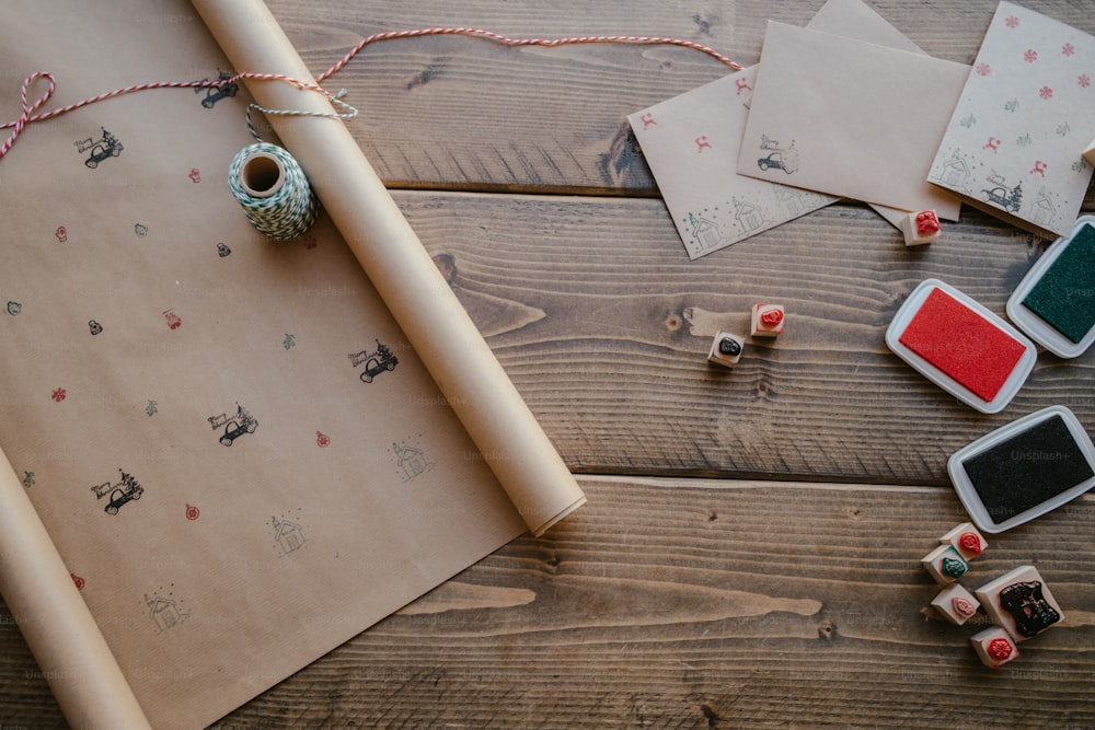 Un rollo de papel marrón sentado encima de una mesa de madera