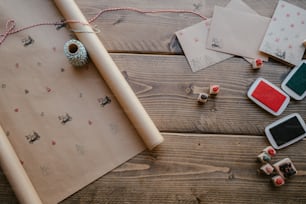 un rouleau de papier brun posé sur une table en bois