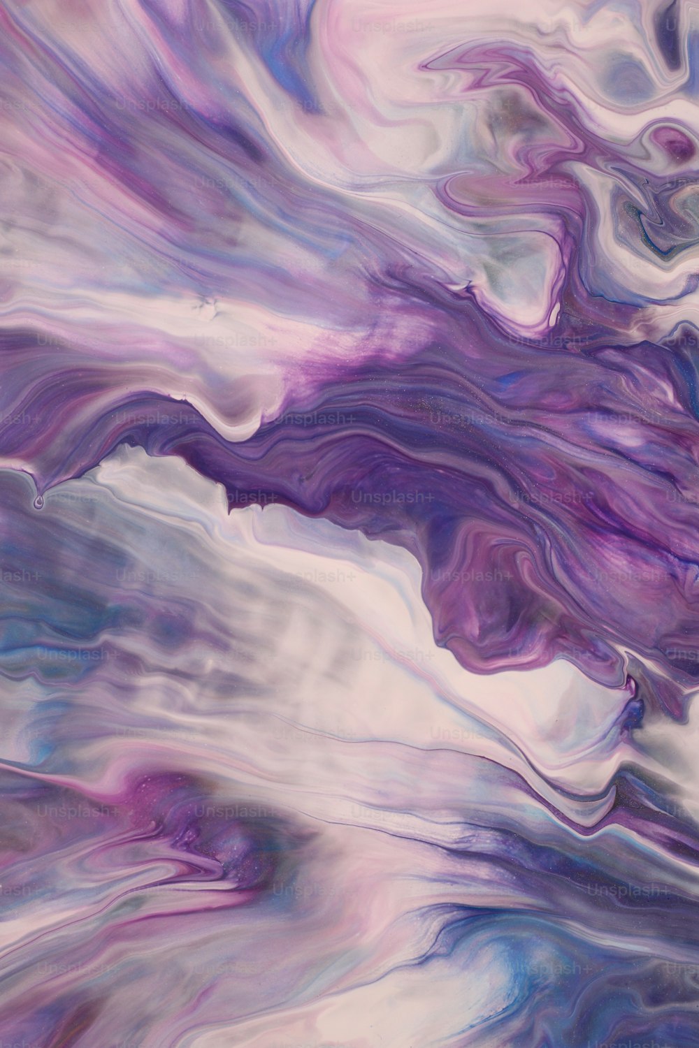 Ein abstraktes Gemälde mit violetten und blauen Farben