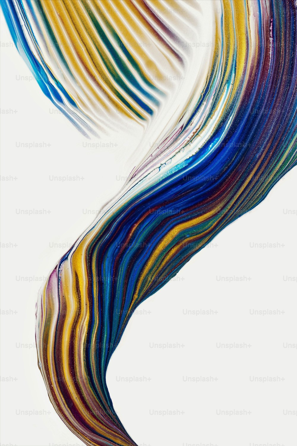 Una pintura abstracta de líneas multicolores sobre un fondo blanco