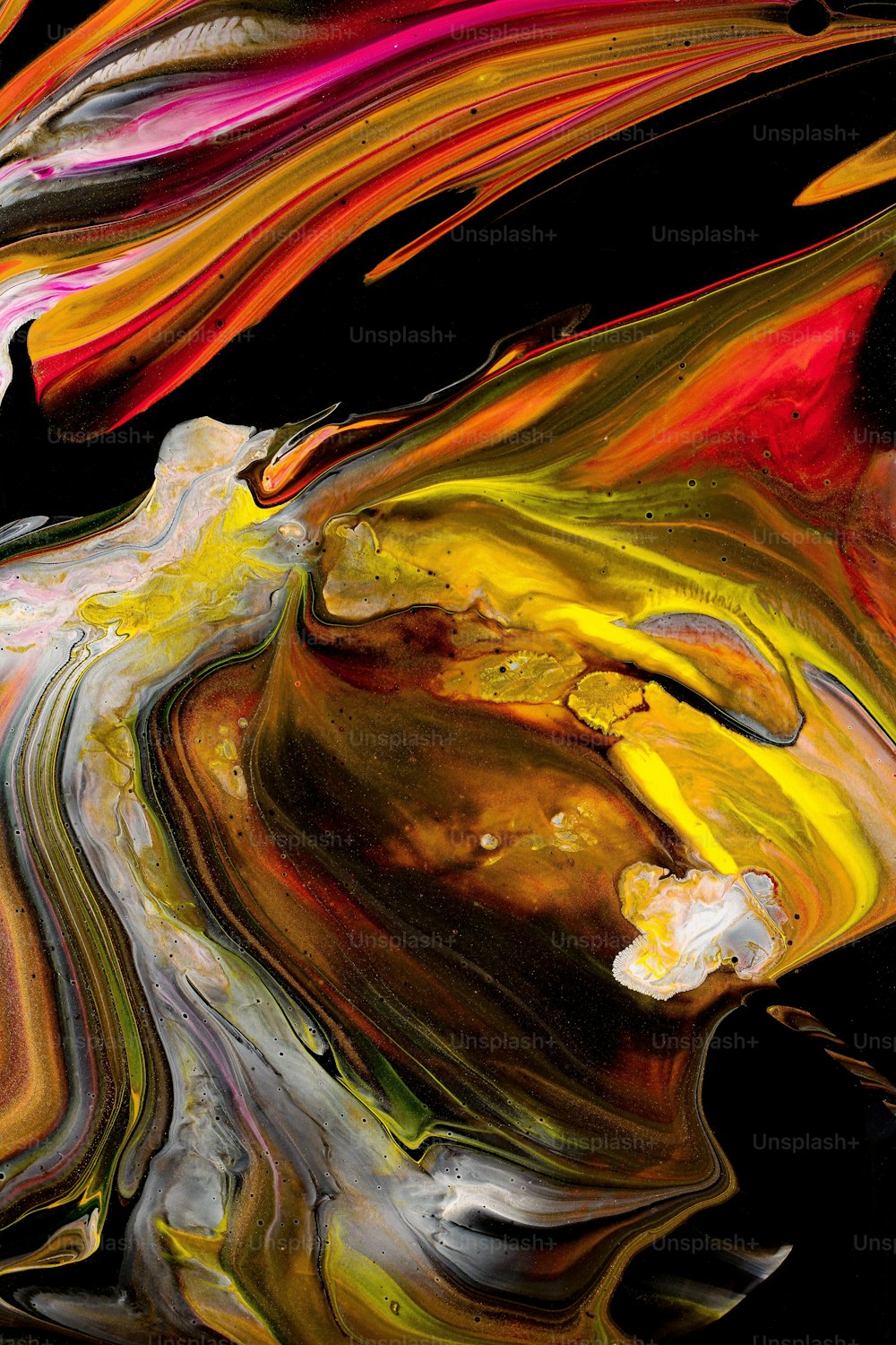 Una pintura abstracta de líneas multicolores sobre un fondo negro