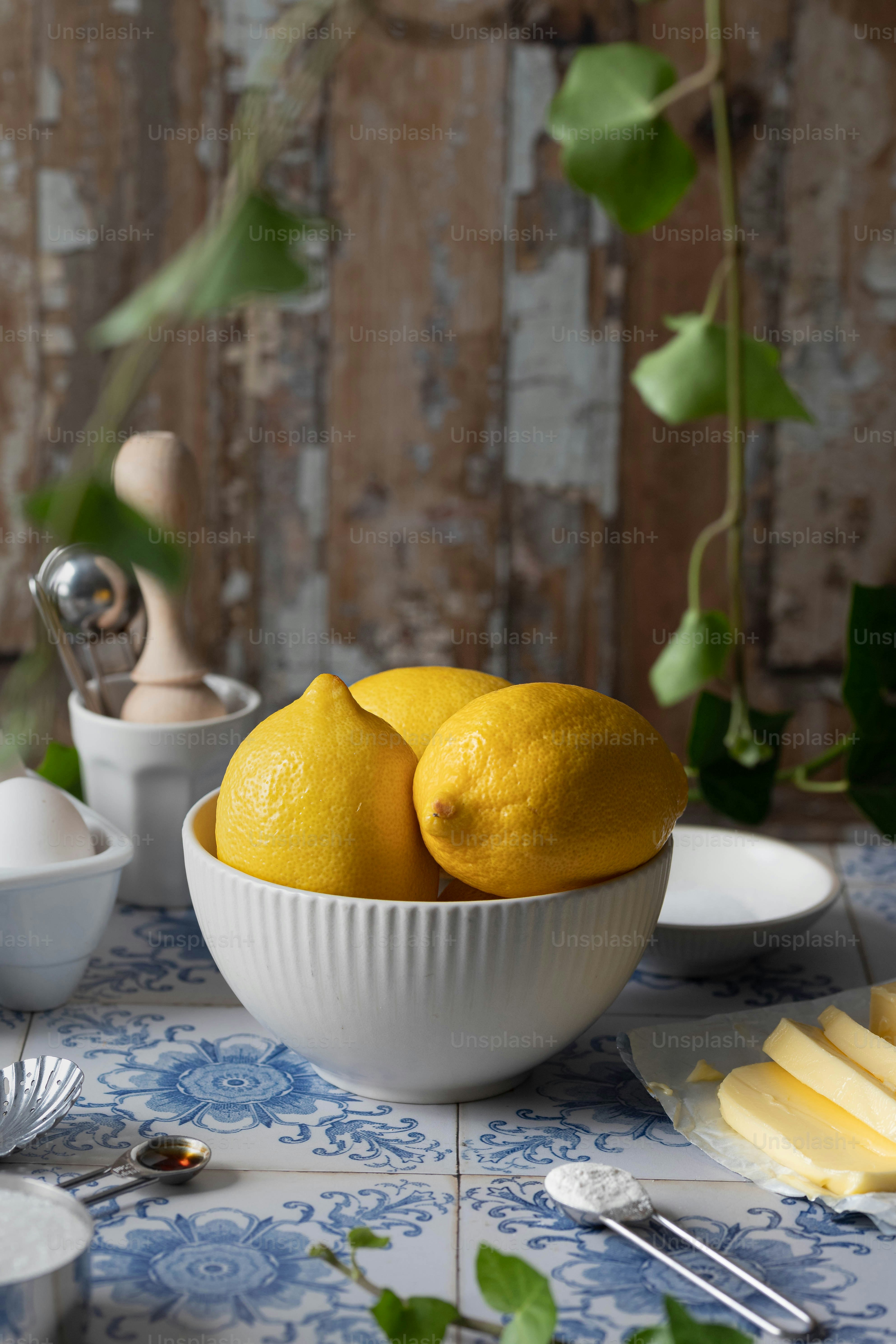 deux citrons sont dans un bol sur une table