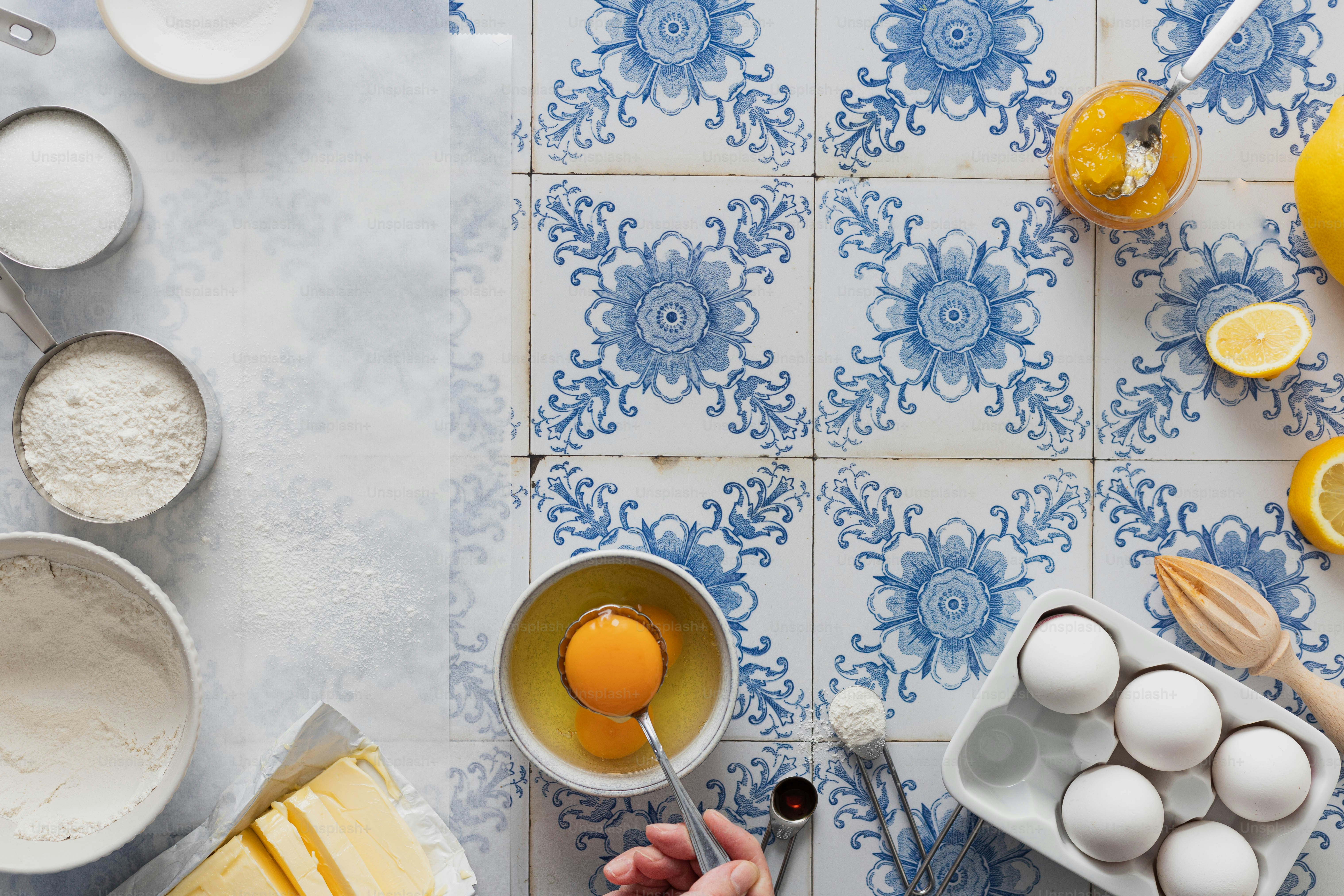 eine Person, die Zutaten für einen Kuchen auf einem Tisch mischt