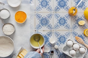 Una persona mezclando ingredientes en una encimera de azulejos