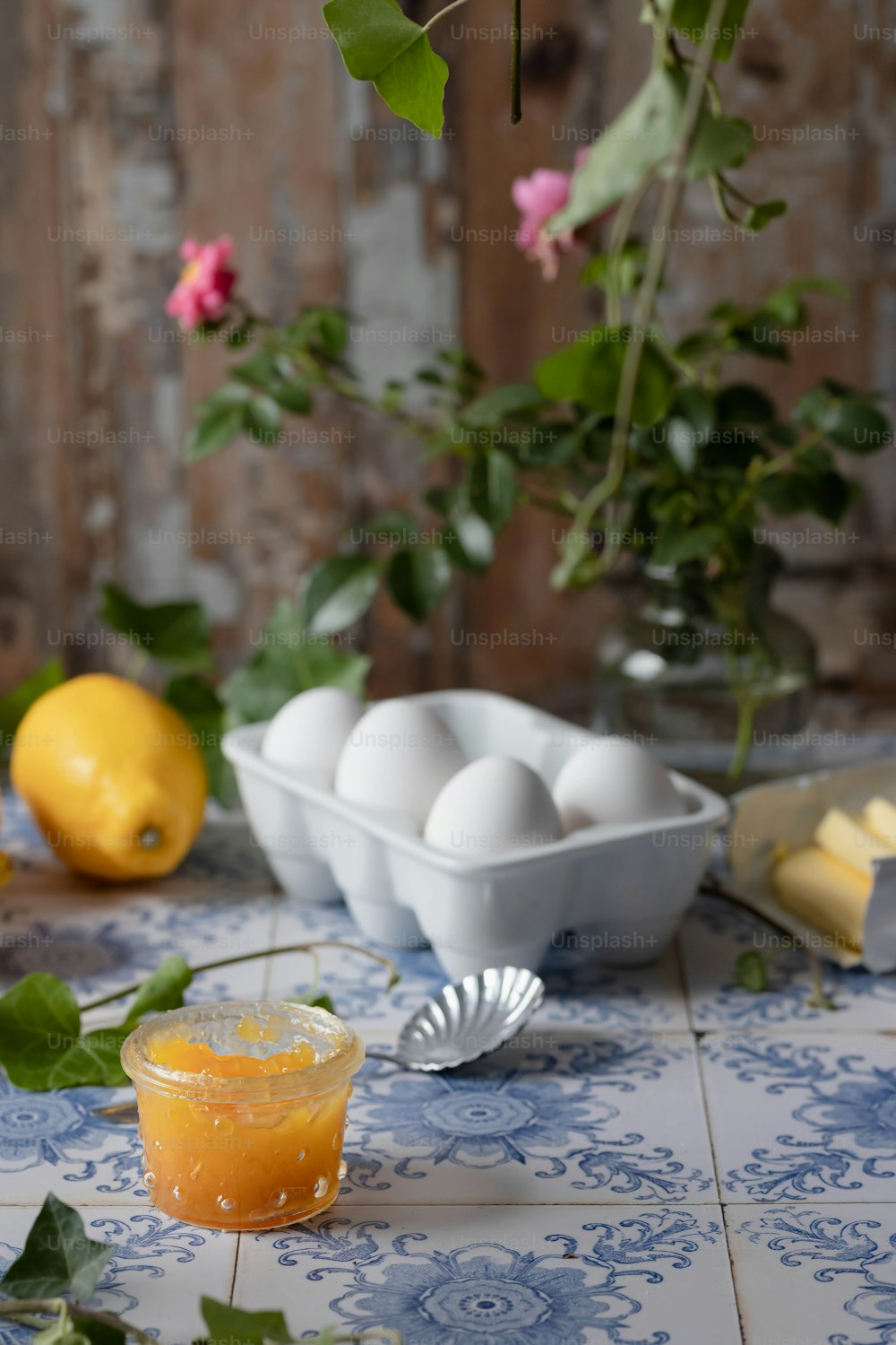 달걀 한 그릇과 오렌지 주스 한 컵을 얹은 테이블
