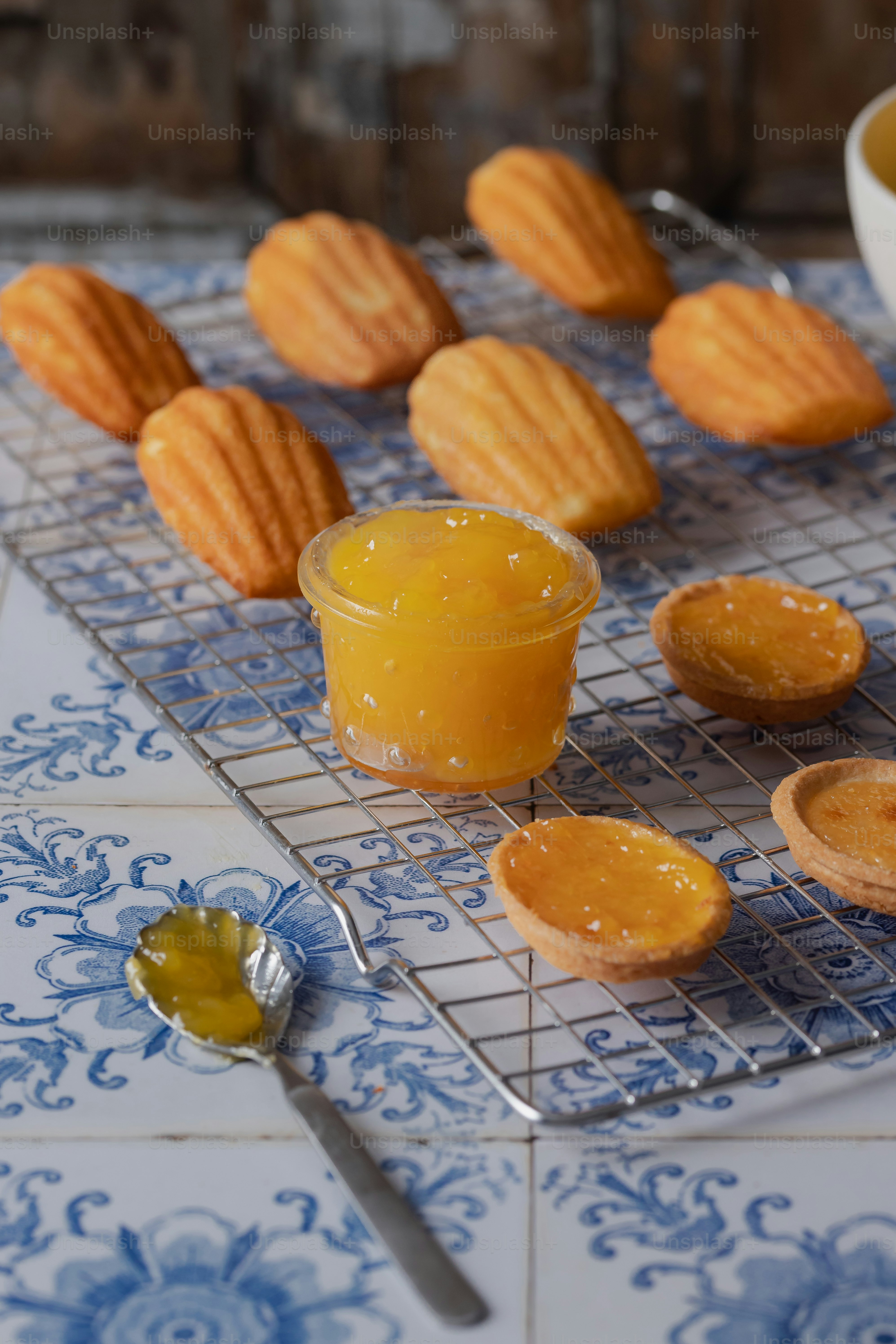 une table garnie de viennoiseries et d’une tasse de thé