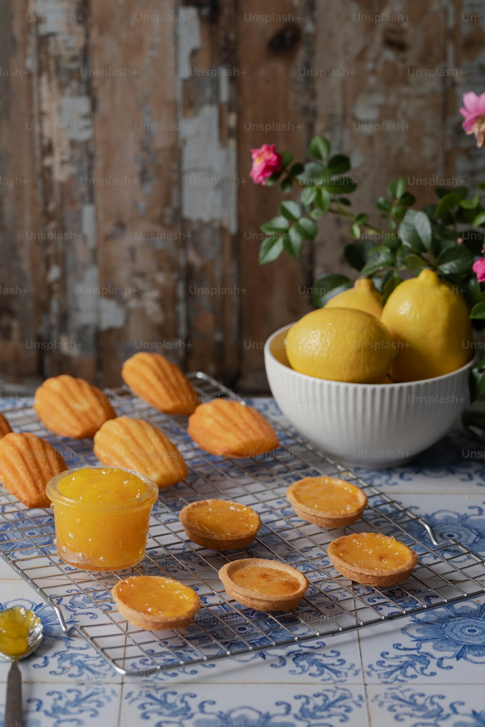 Un tavolo sormontato da arance e limoni accanto a una ciotola di limoni