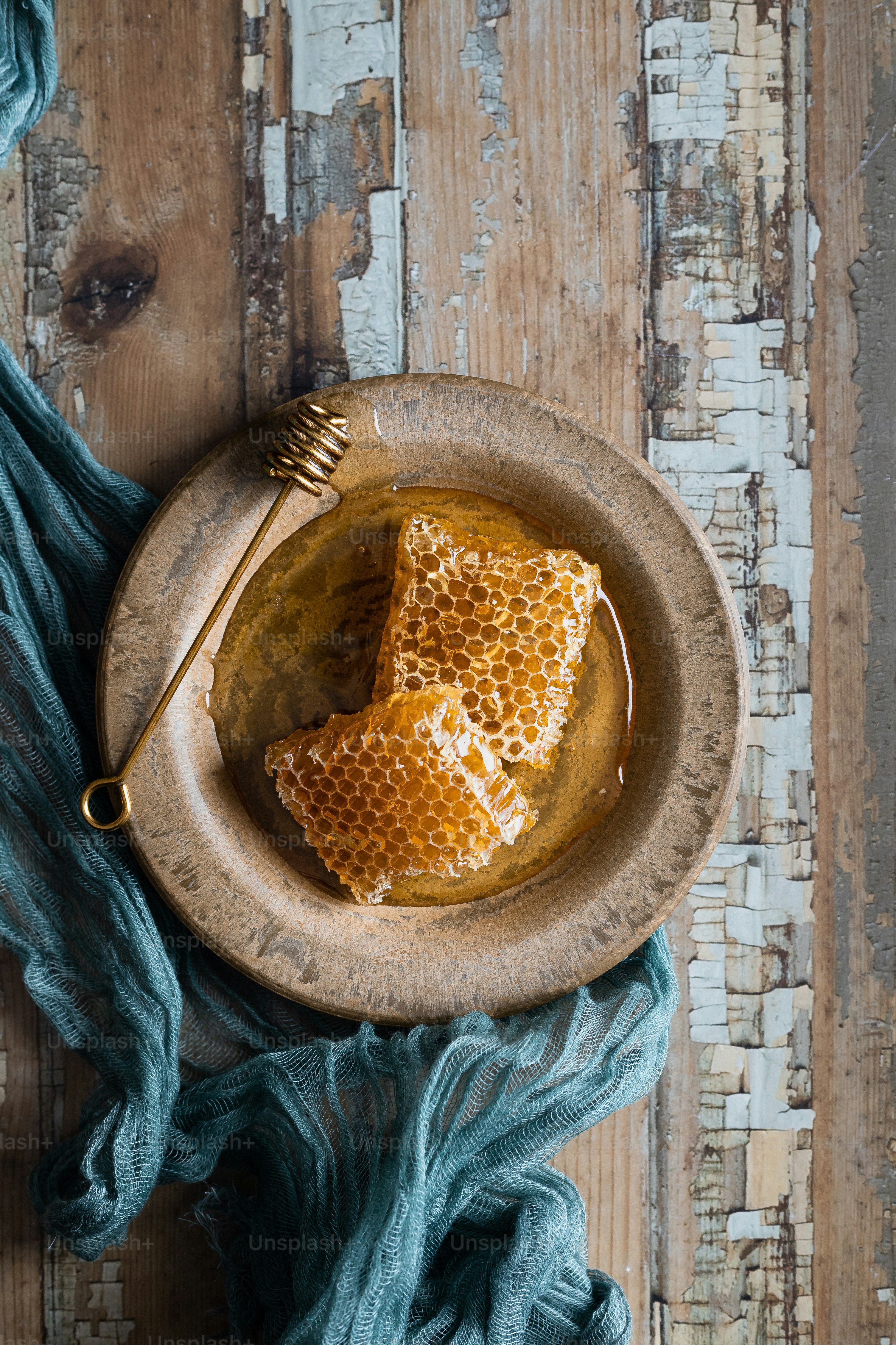 その上に蜂蜜が乗ったプレート