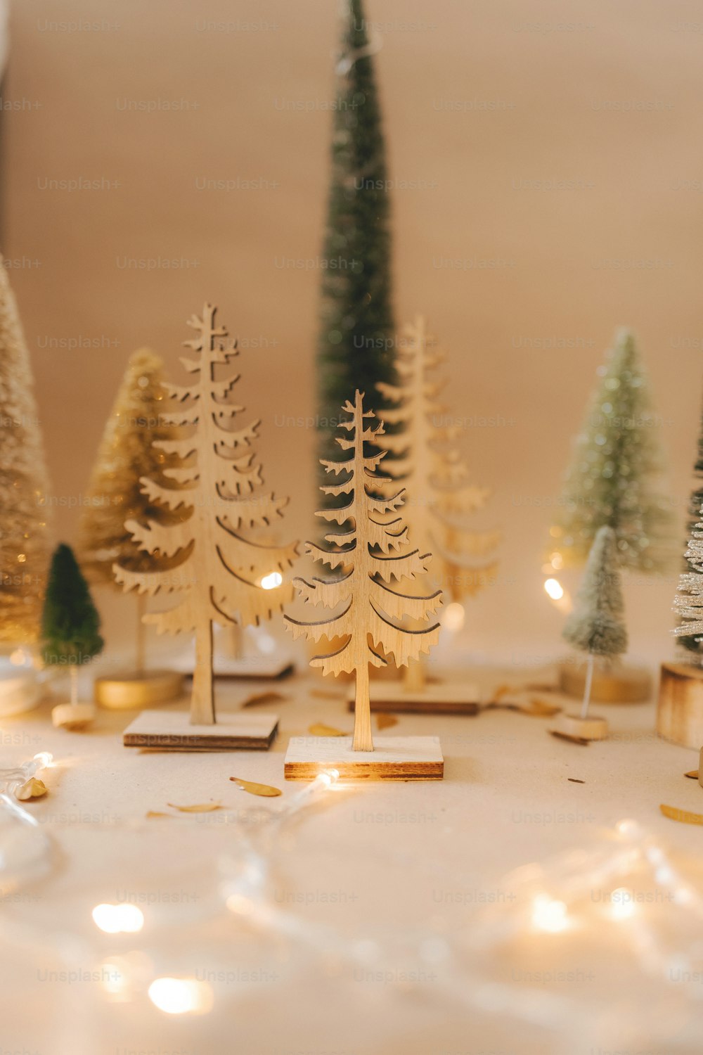 ein Tisch mit Miniatur-Weihnachtsbäumen auf einem Tisch