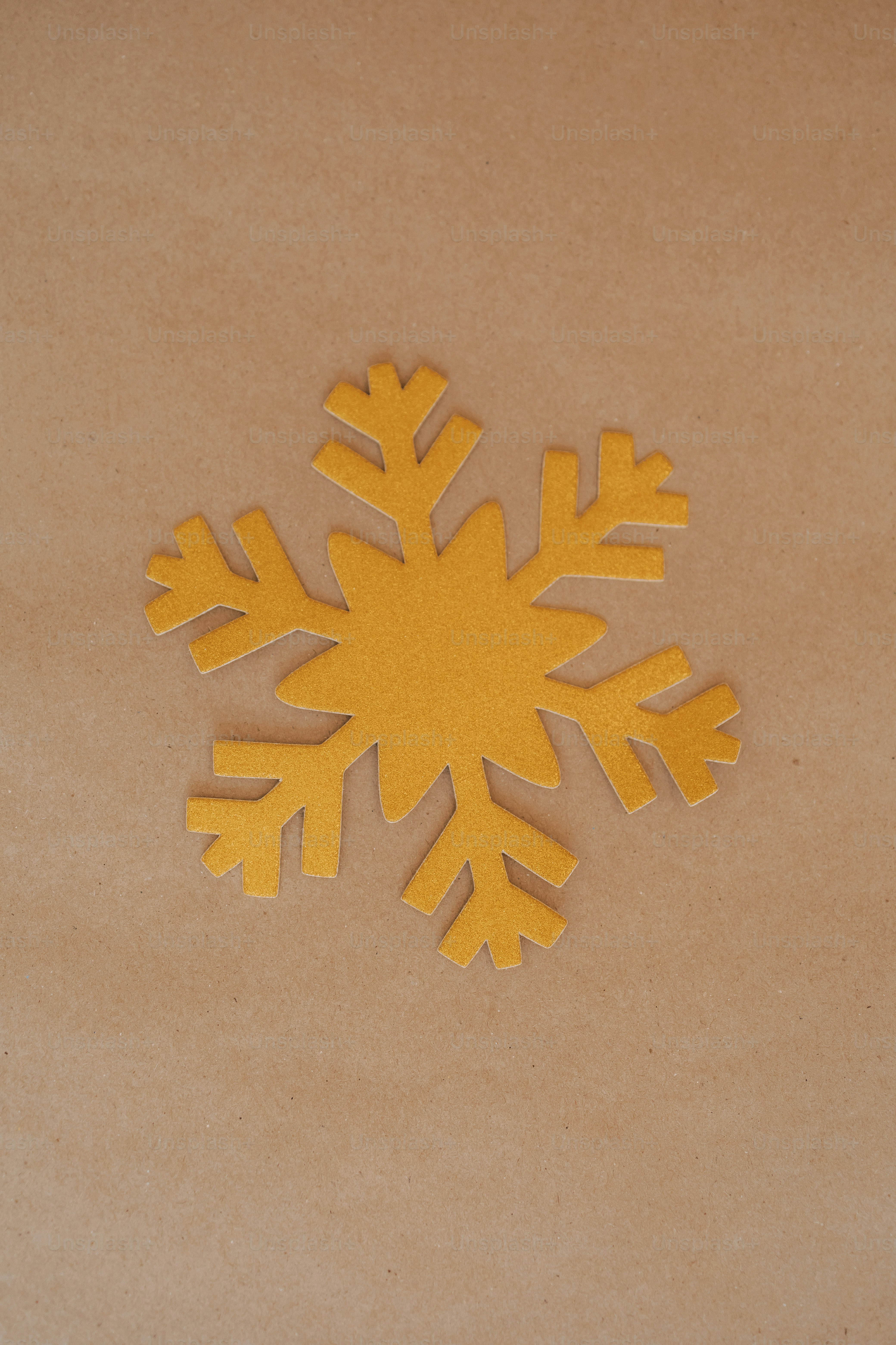 um floco de neve amarelo sentado em cima de uma mesa