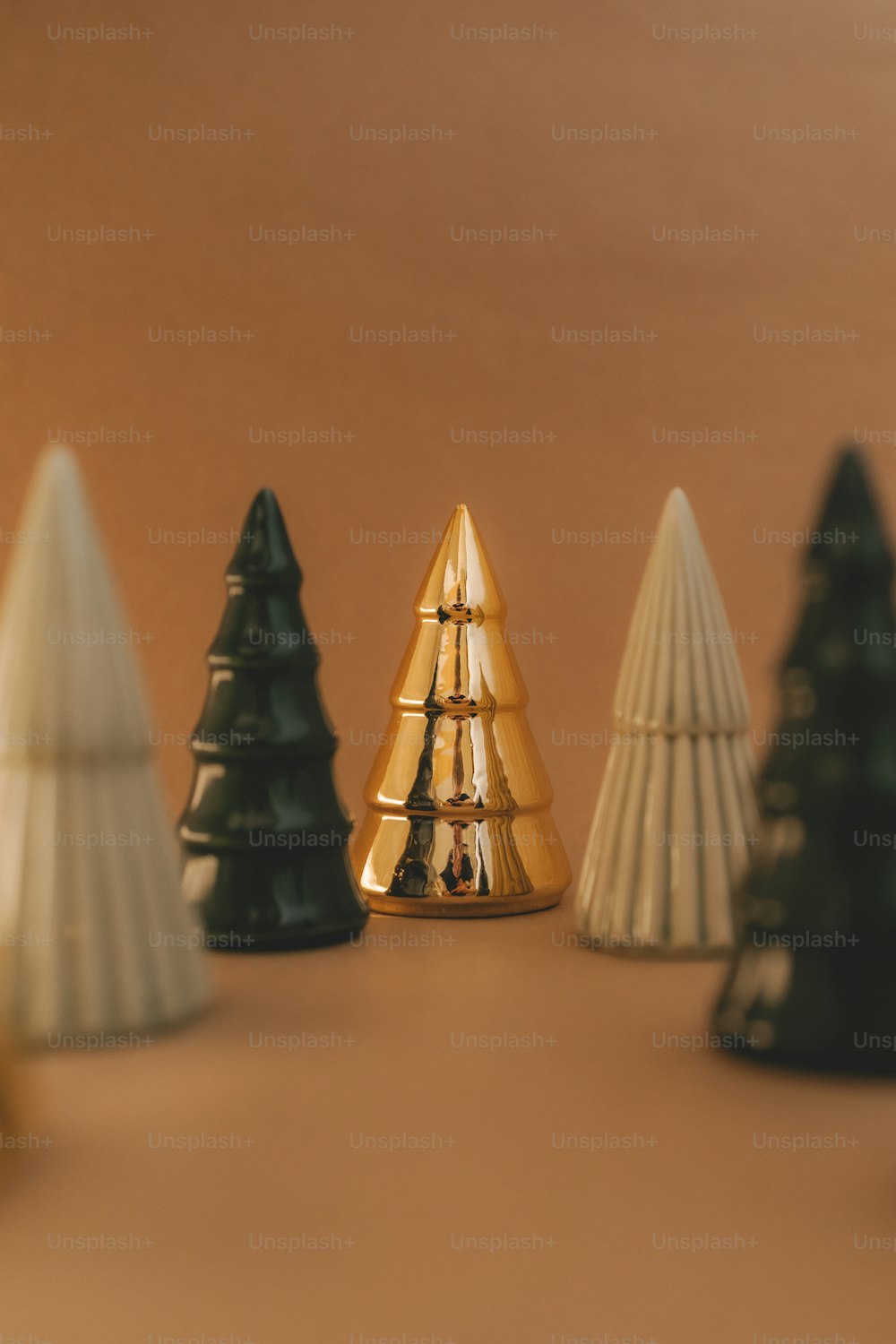 Um grupo de pequenas árvores de Natal sentado em cima de uma mesa