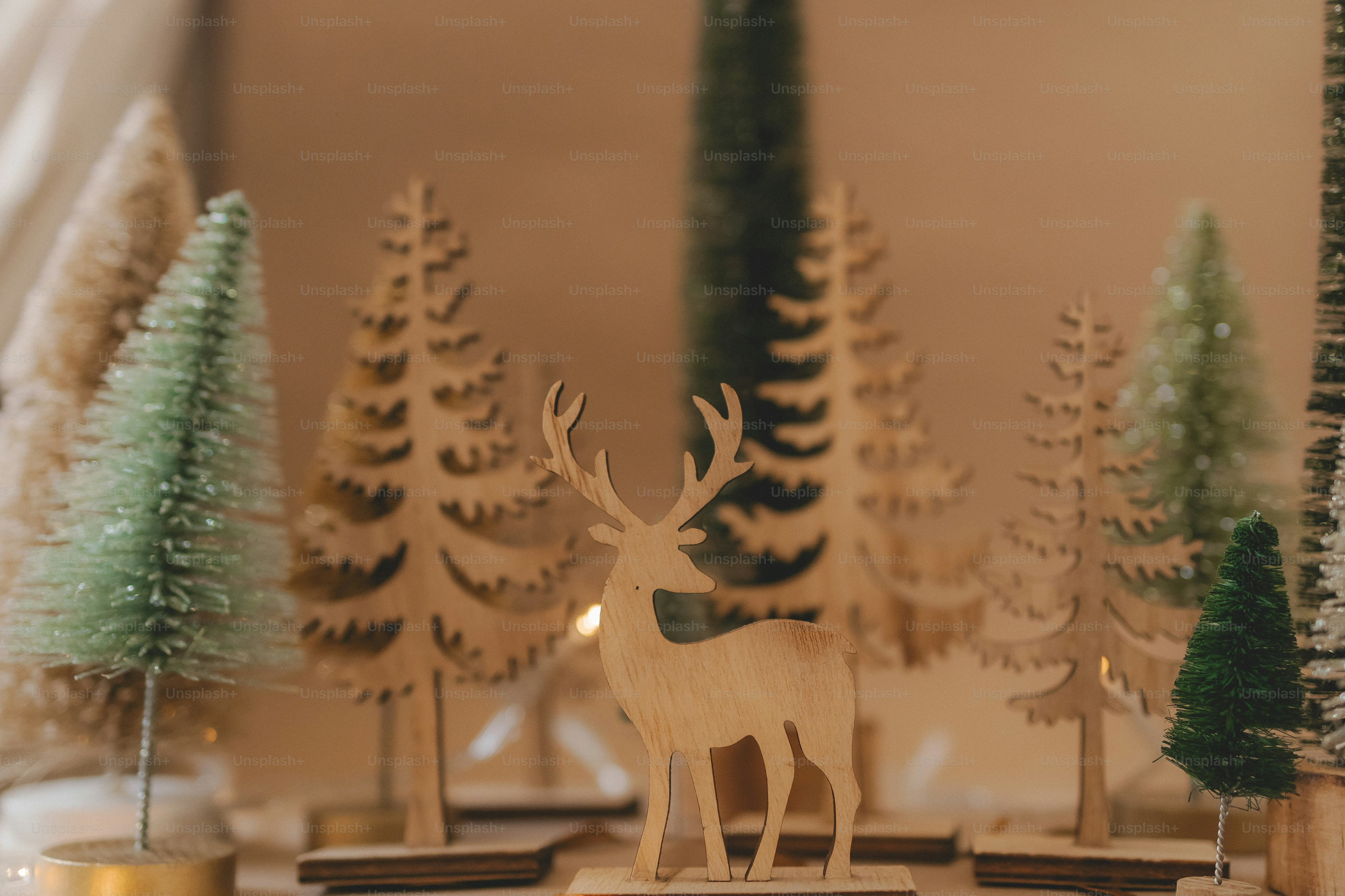Un primo piano di un cervo di legno su un tavolo