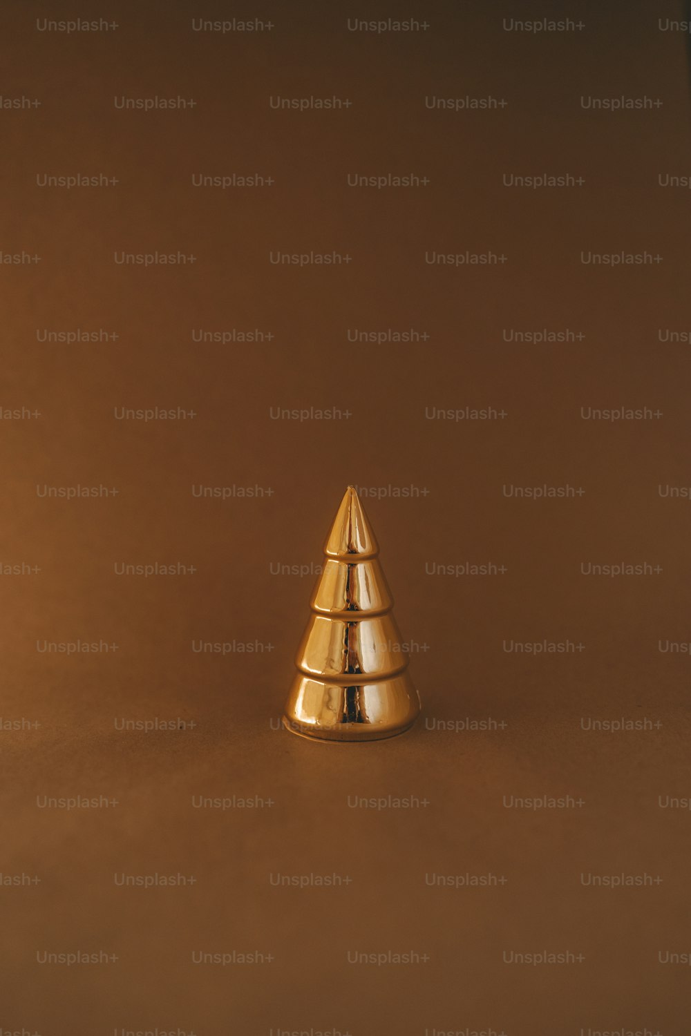 Ein goldener Weihnachtsbaum auf braunem Hintergrund