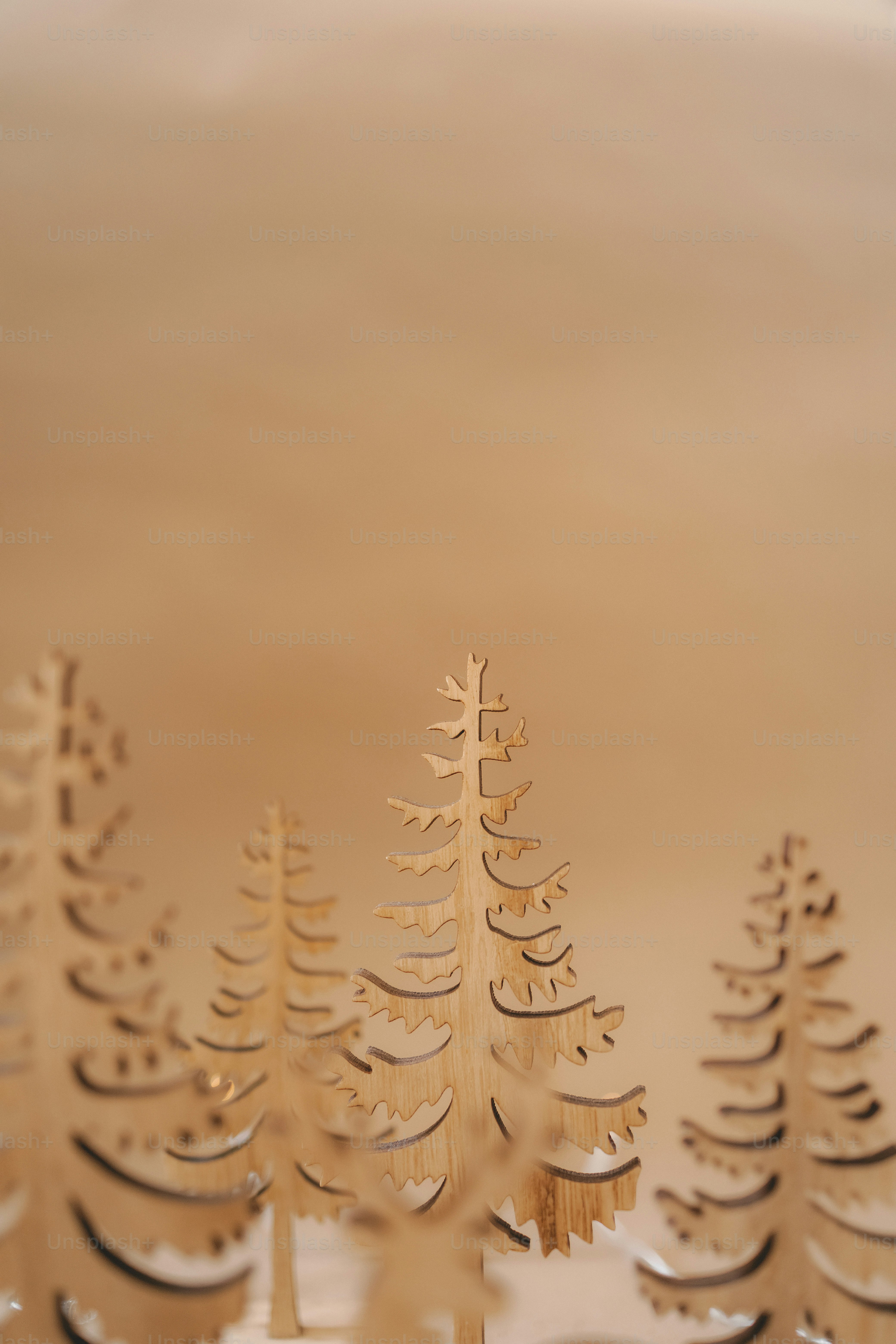um grupo de árvores de madeira sentado em cima de uma mesa