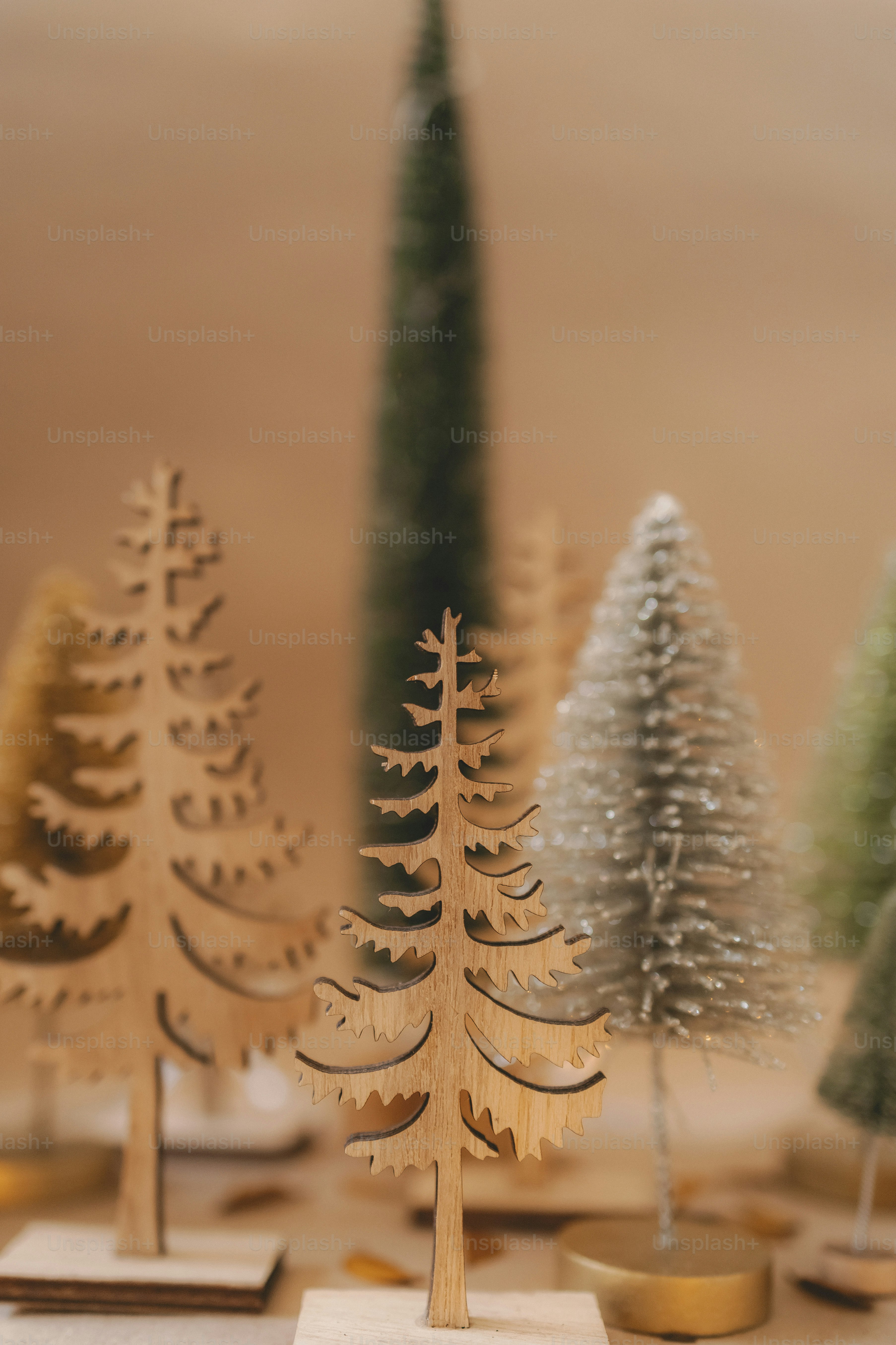 um grupo de árvores de madeira sentado em cima de uma mesa