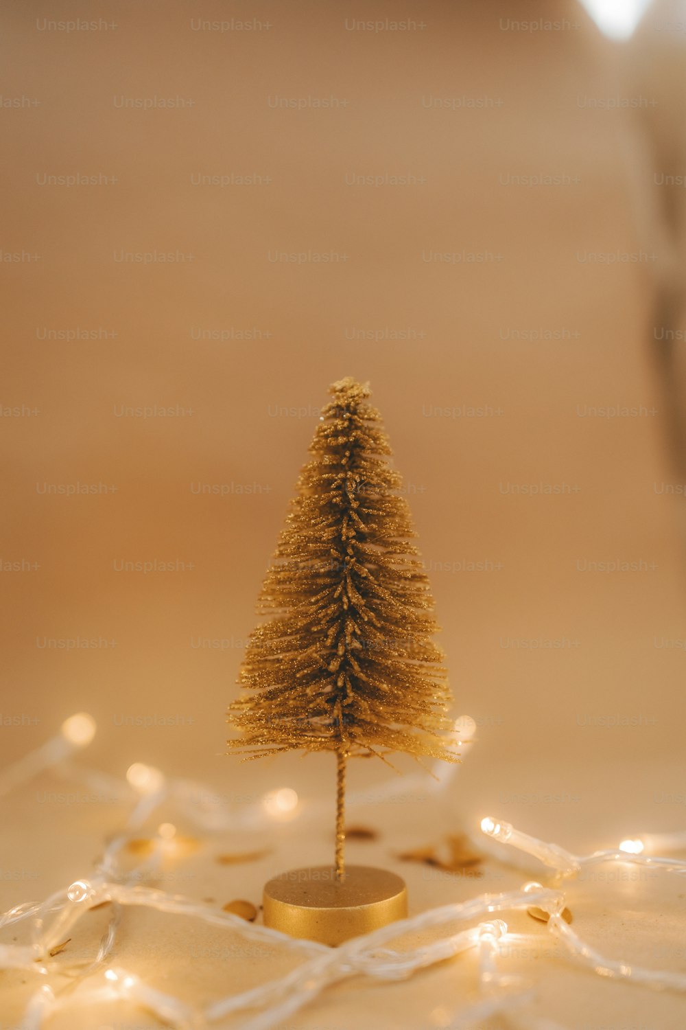Uma pequena árvore de Natal em cima de uma mesa