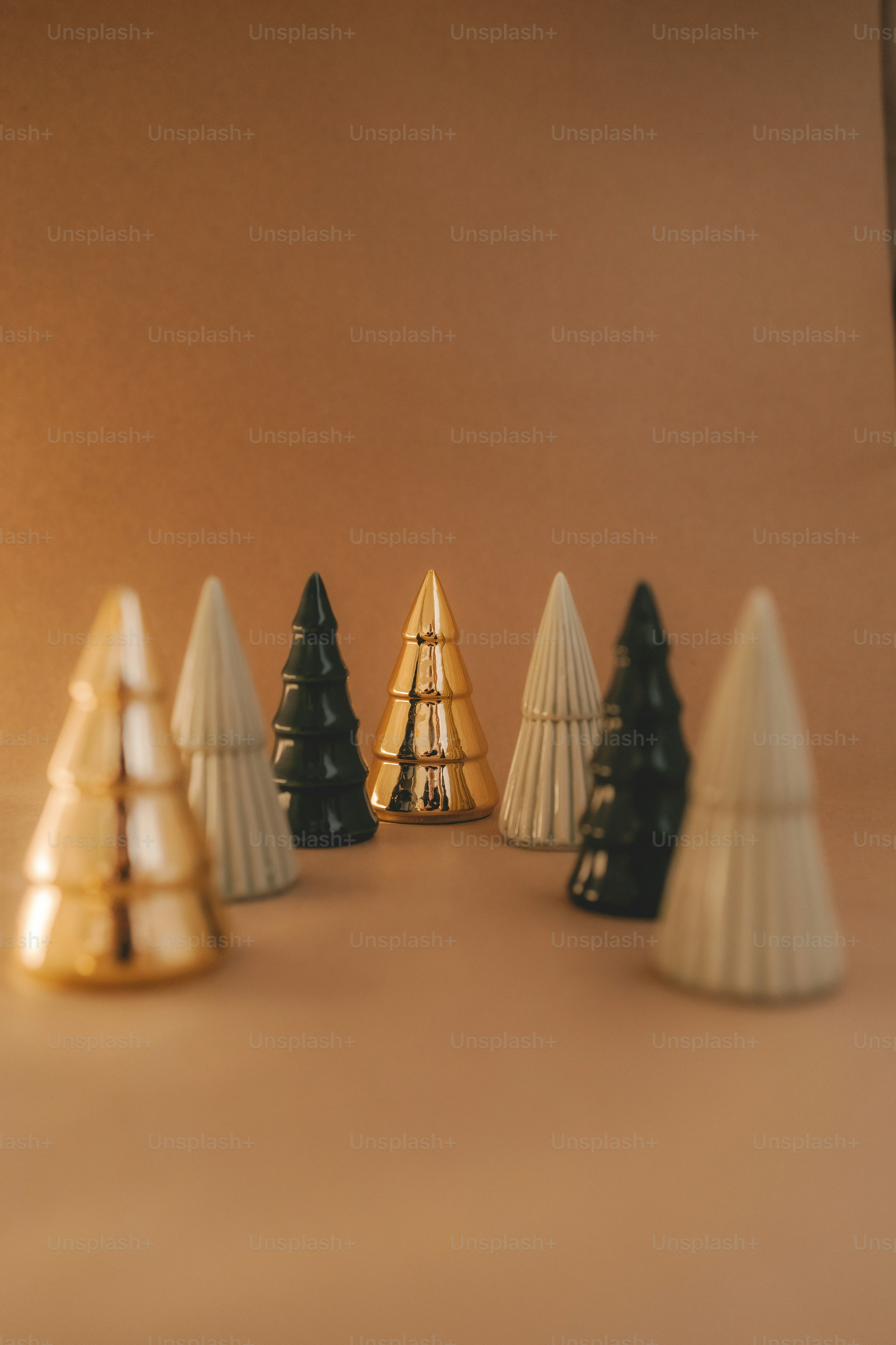 Um grupo de pequenas árvores de Natal sentado em cima de uma mesa