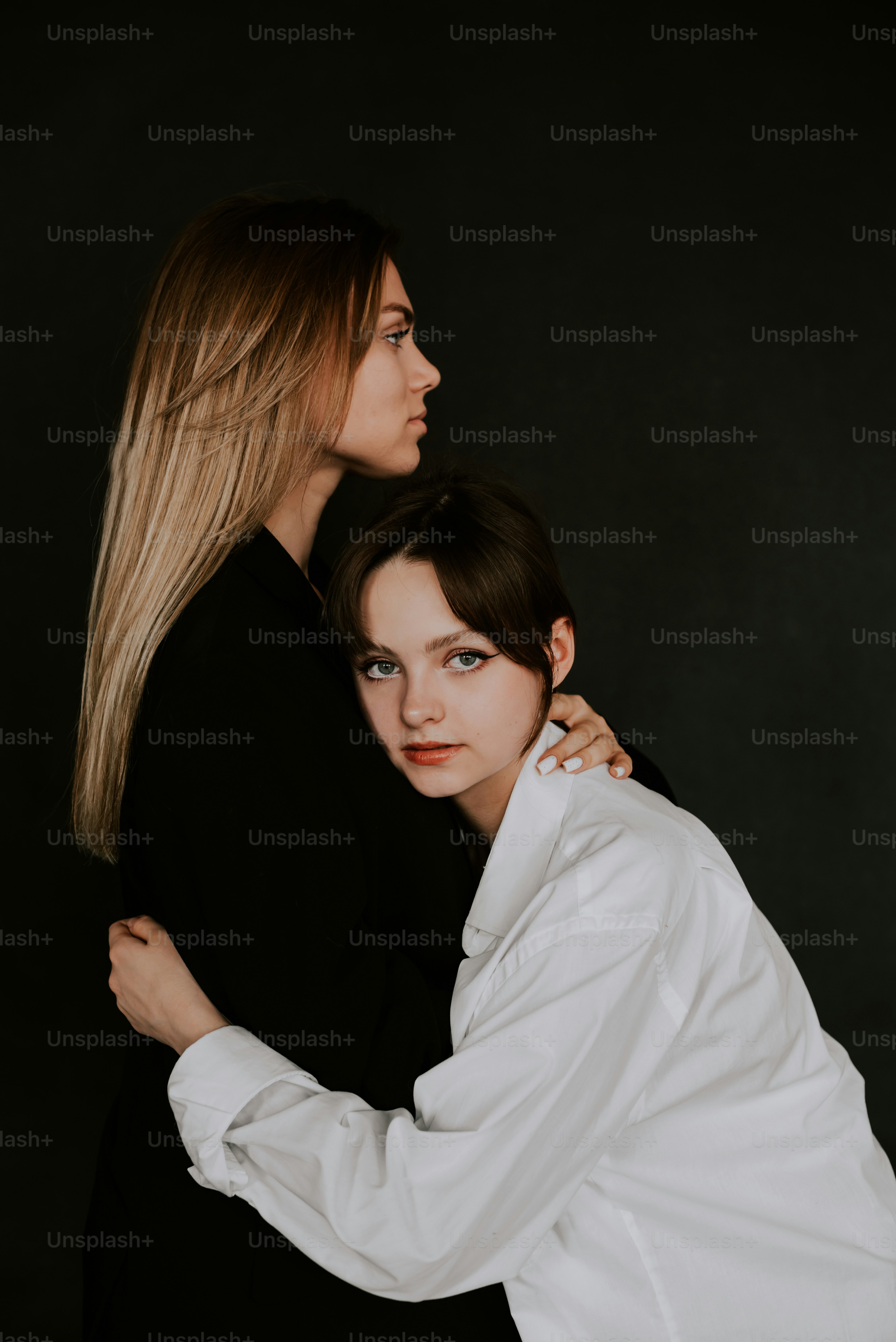 Dua wanita saling berpelukan dalam foto hitam putih