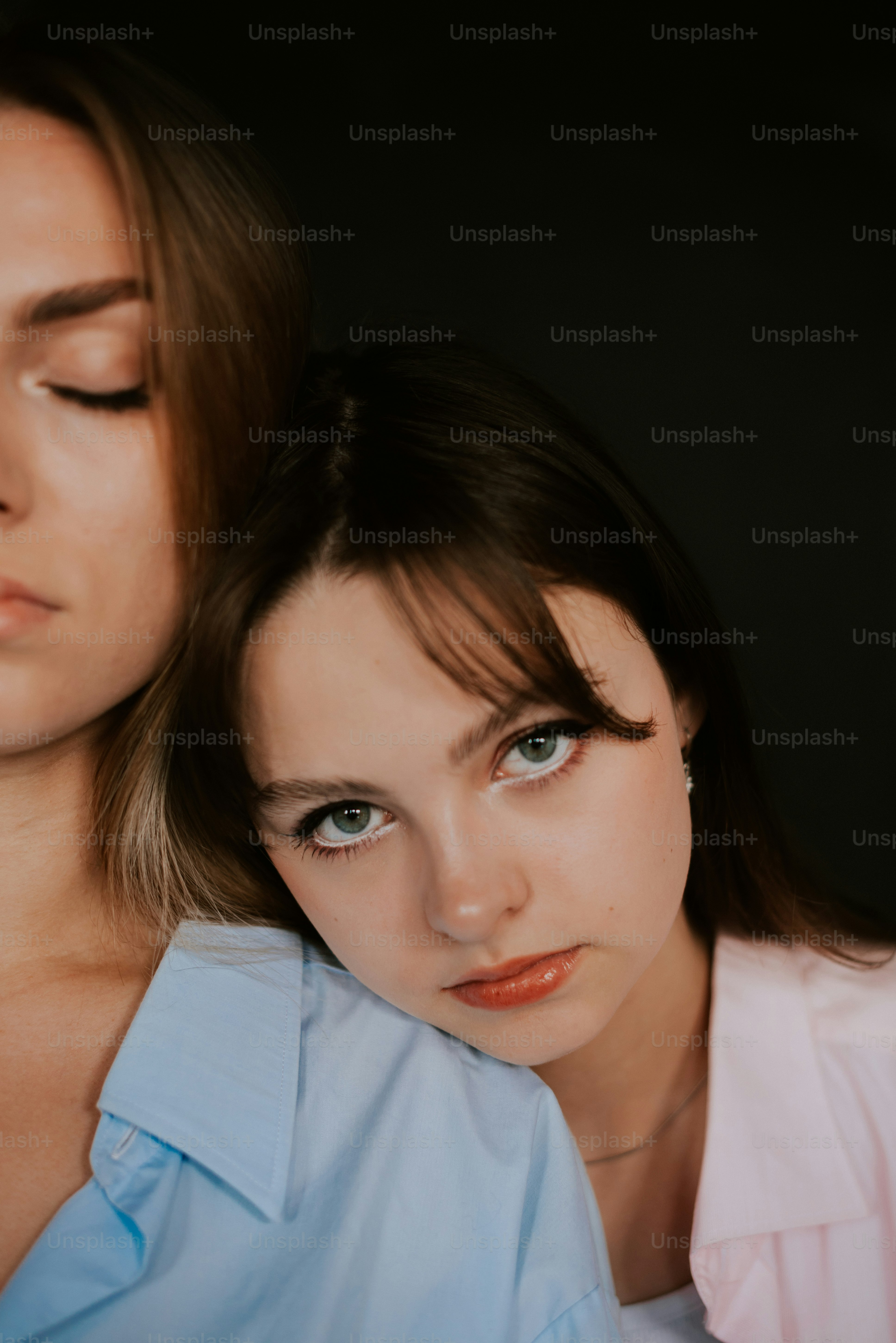 Dua wanita muda cantik berpose untuk berfoto