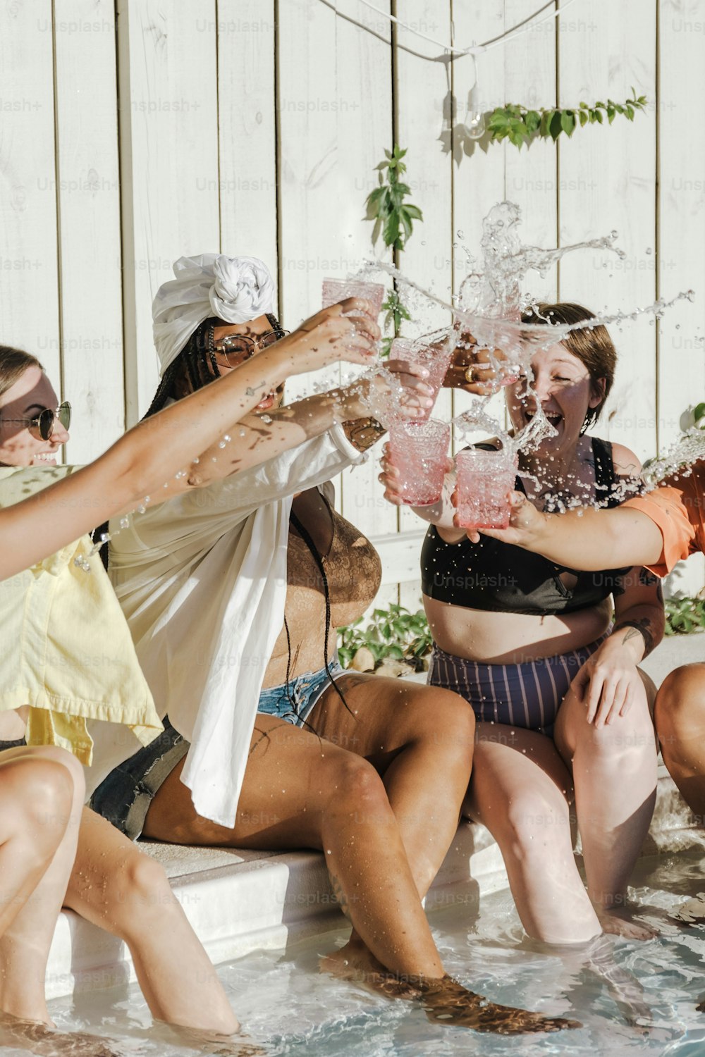 Un gruppo di donne sedute in una pozza d'acqua