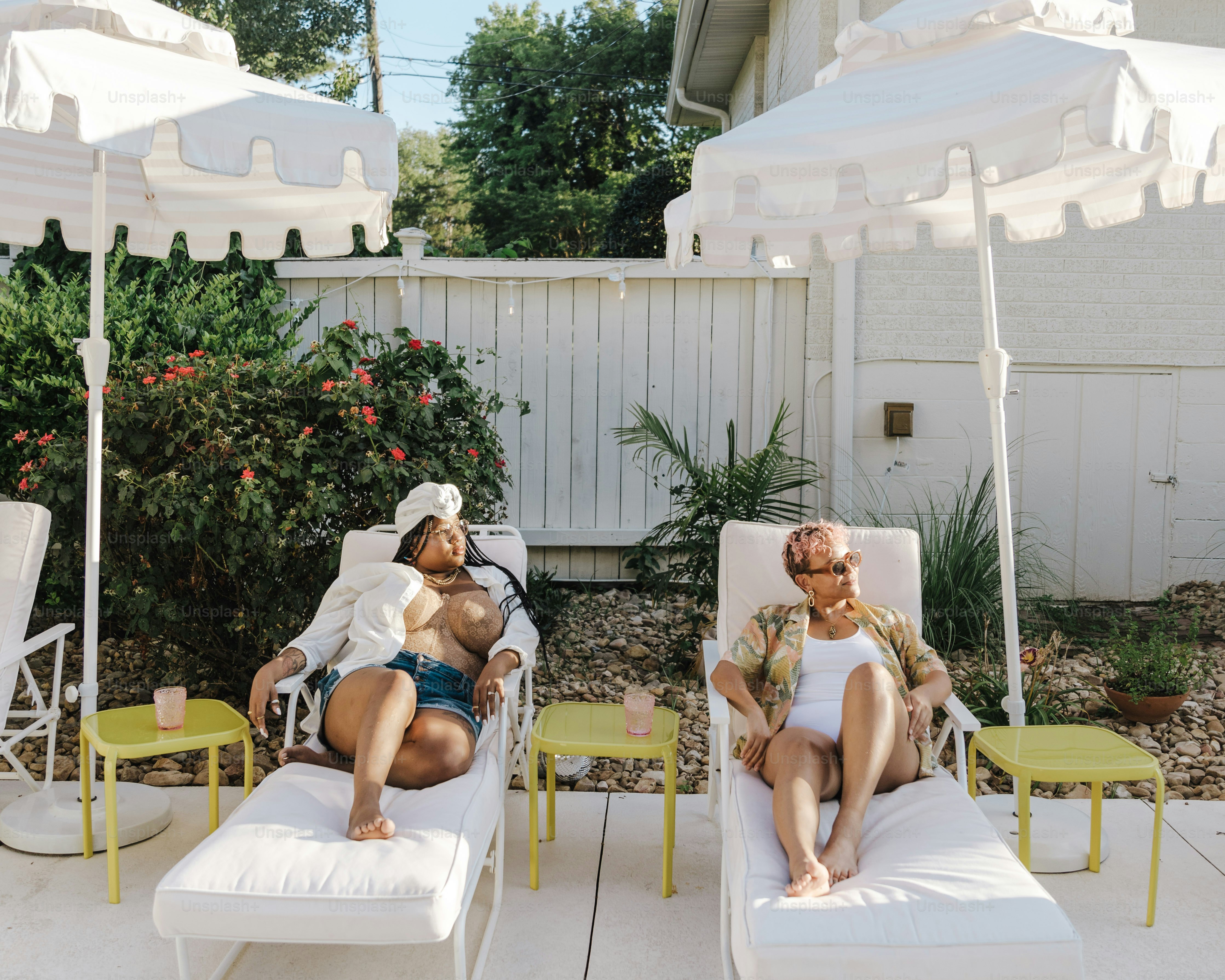 quelques personnes allongées sur des chaises