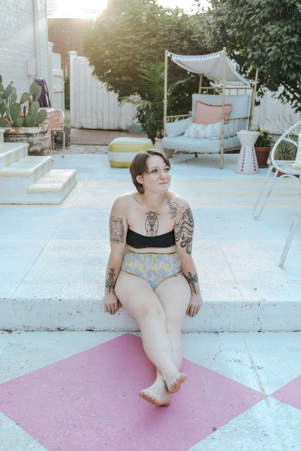 Una donna in bikini seduta a terra