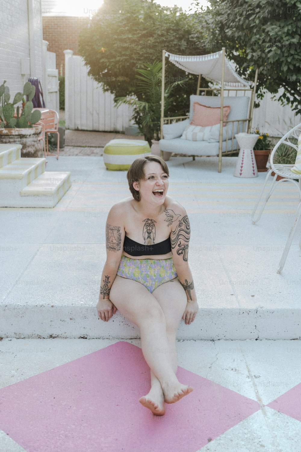 Una donna in bikini seduta a terra