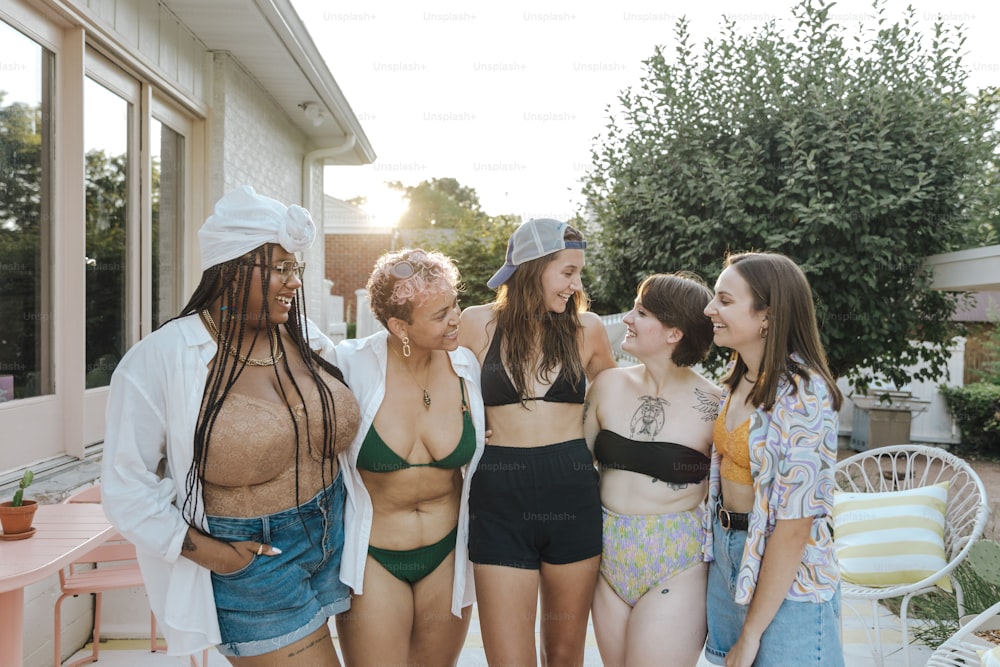 Un grupo de mujeres jóvenes de pie una al lado de la otra