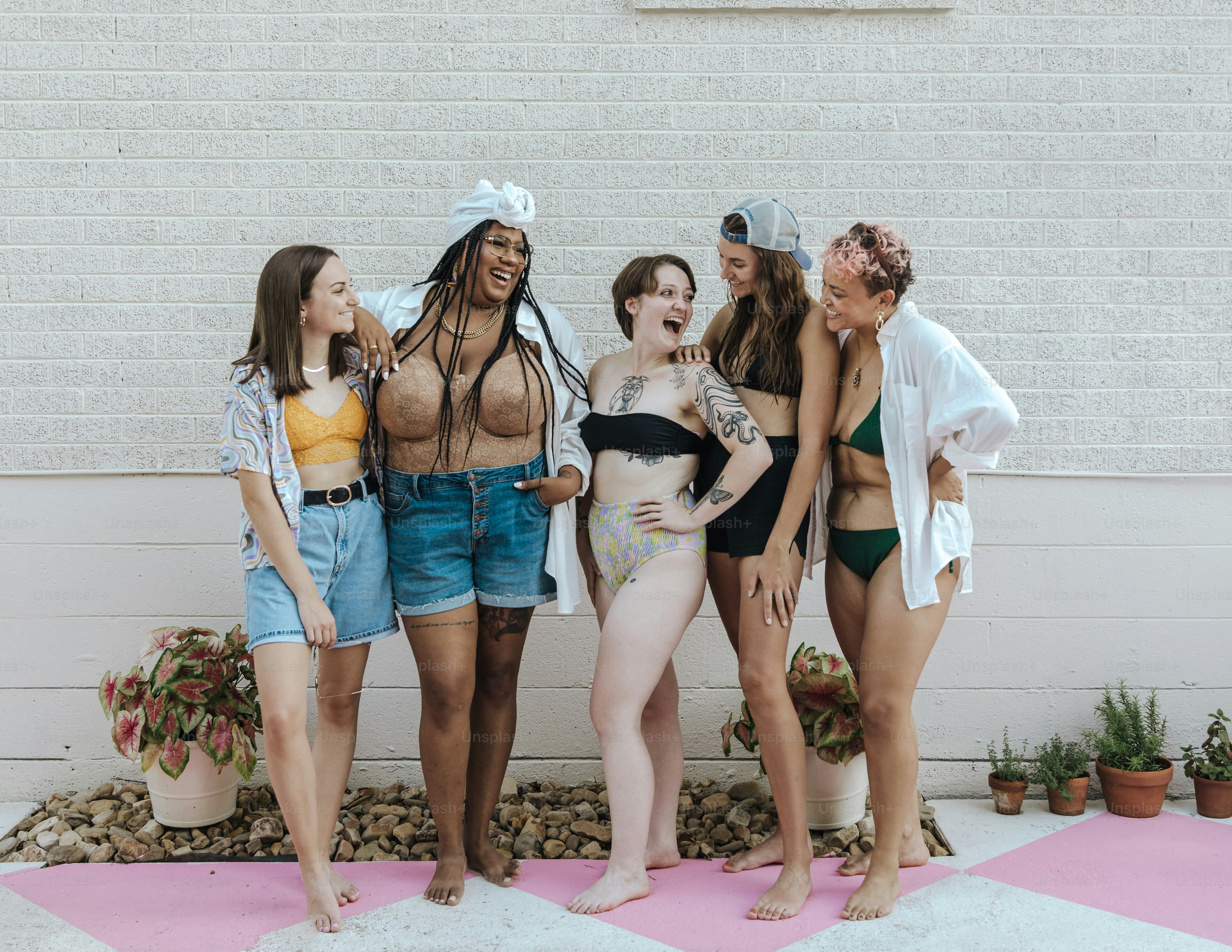 un groupe de femmes debout les unes à côté des autres