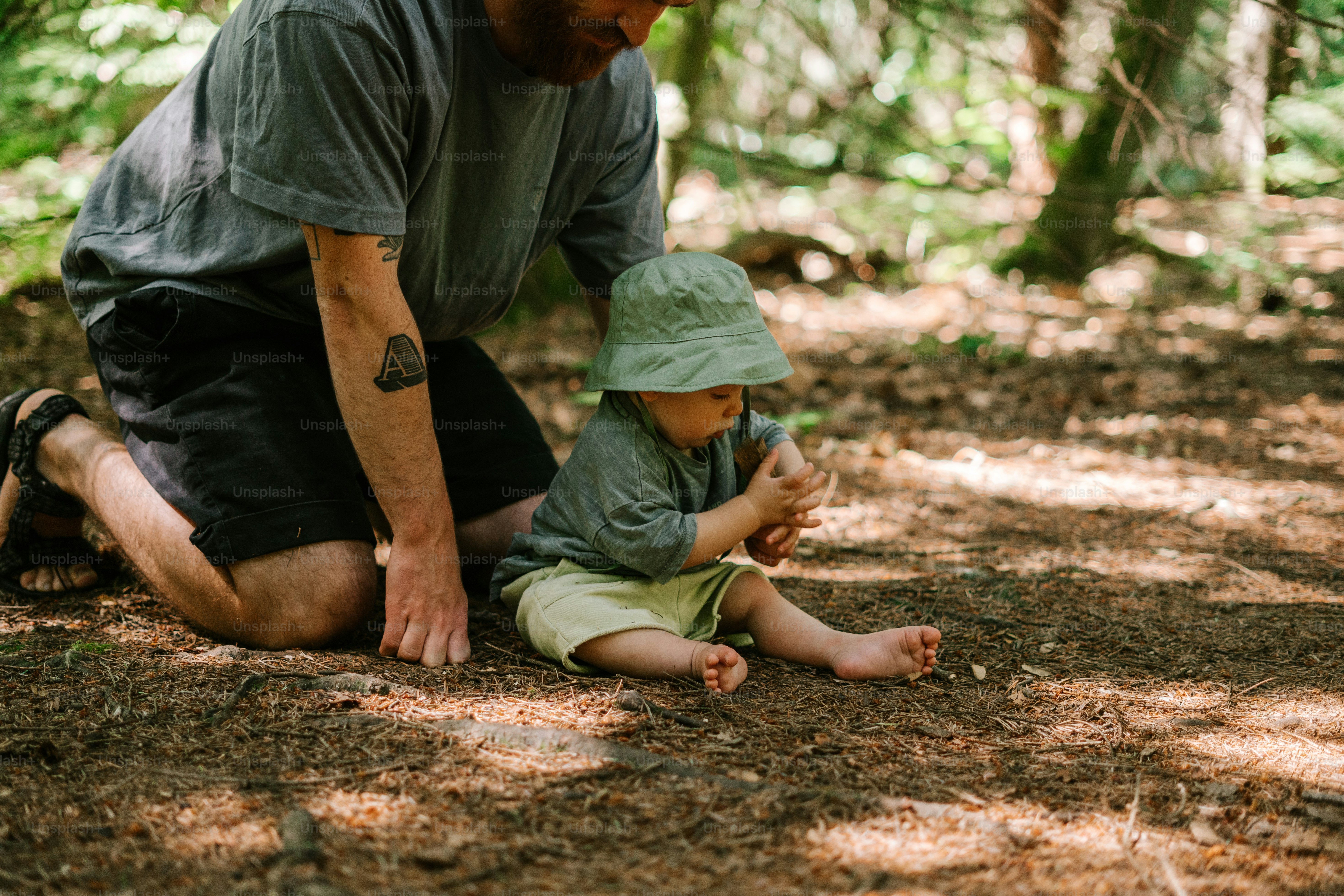 小さな子供の隣にひざまずく男