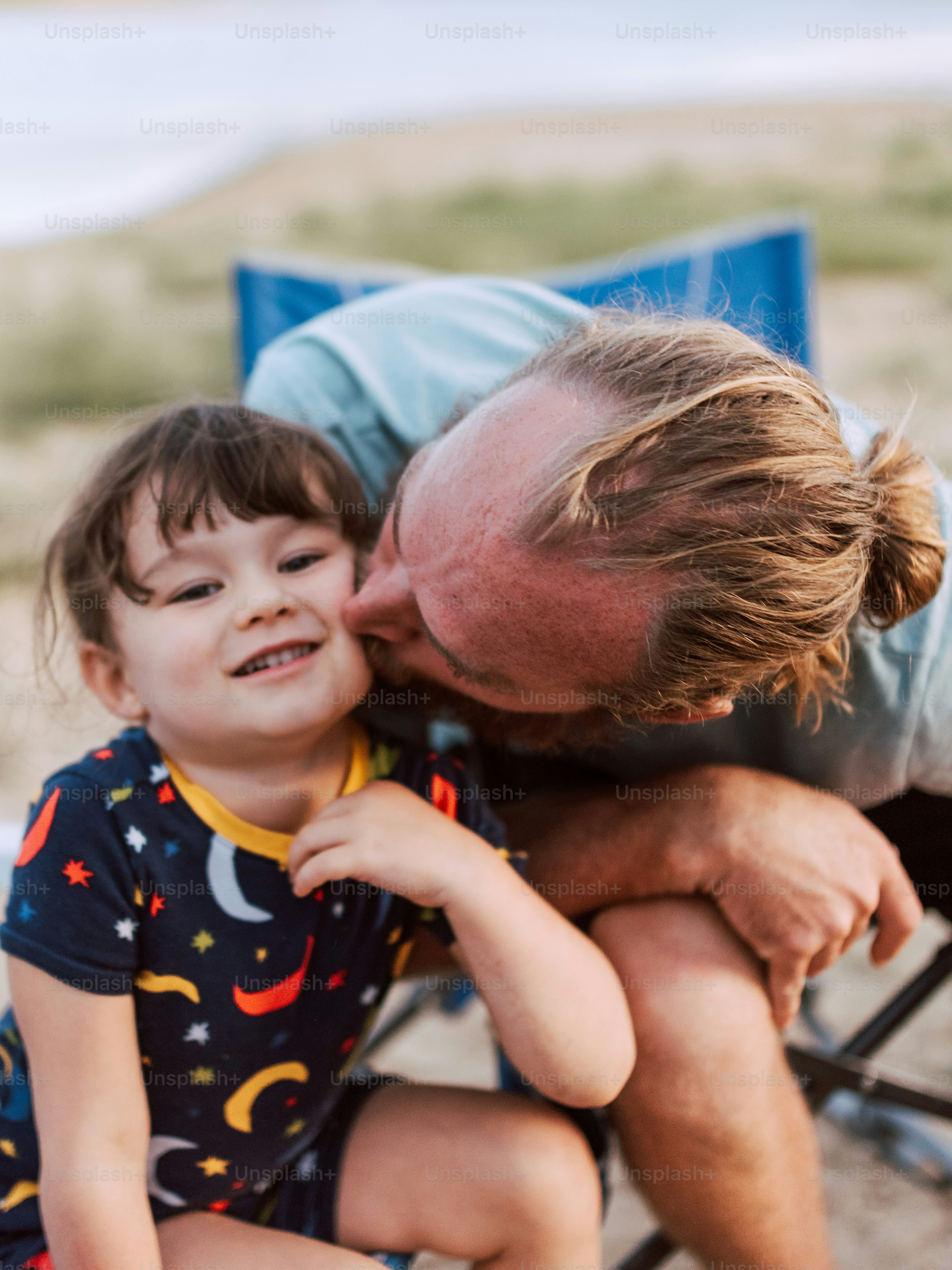 A man kissing a little girl on the cheek photo – Kid Image on Unsplash