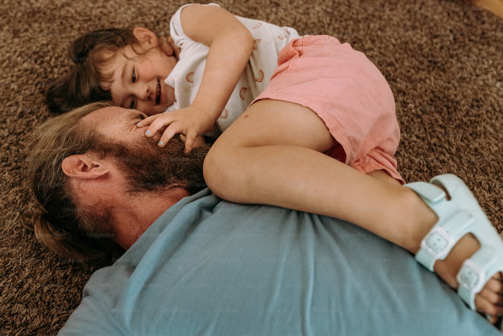 Un hombre y una niña tendidos en el suelo