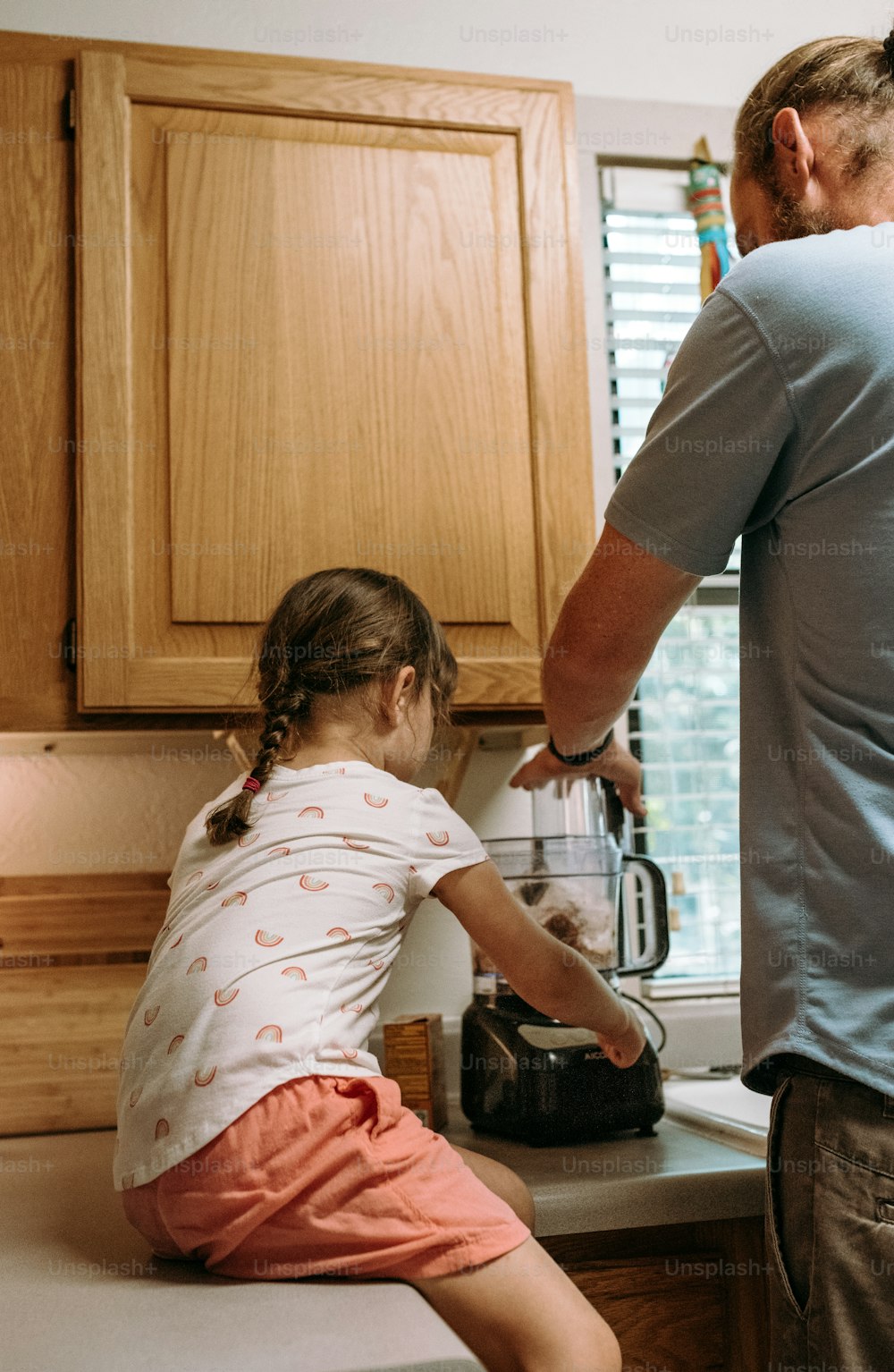 Un uomo e una bambina in una cucina