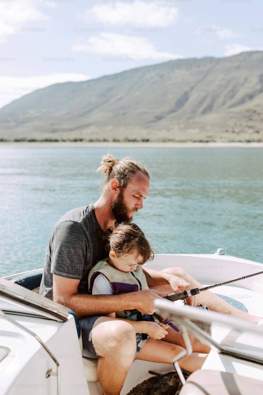Un uomo e una bambina su una barca